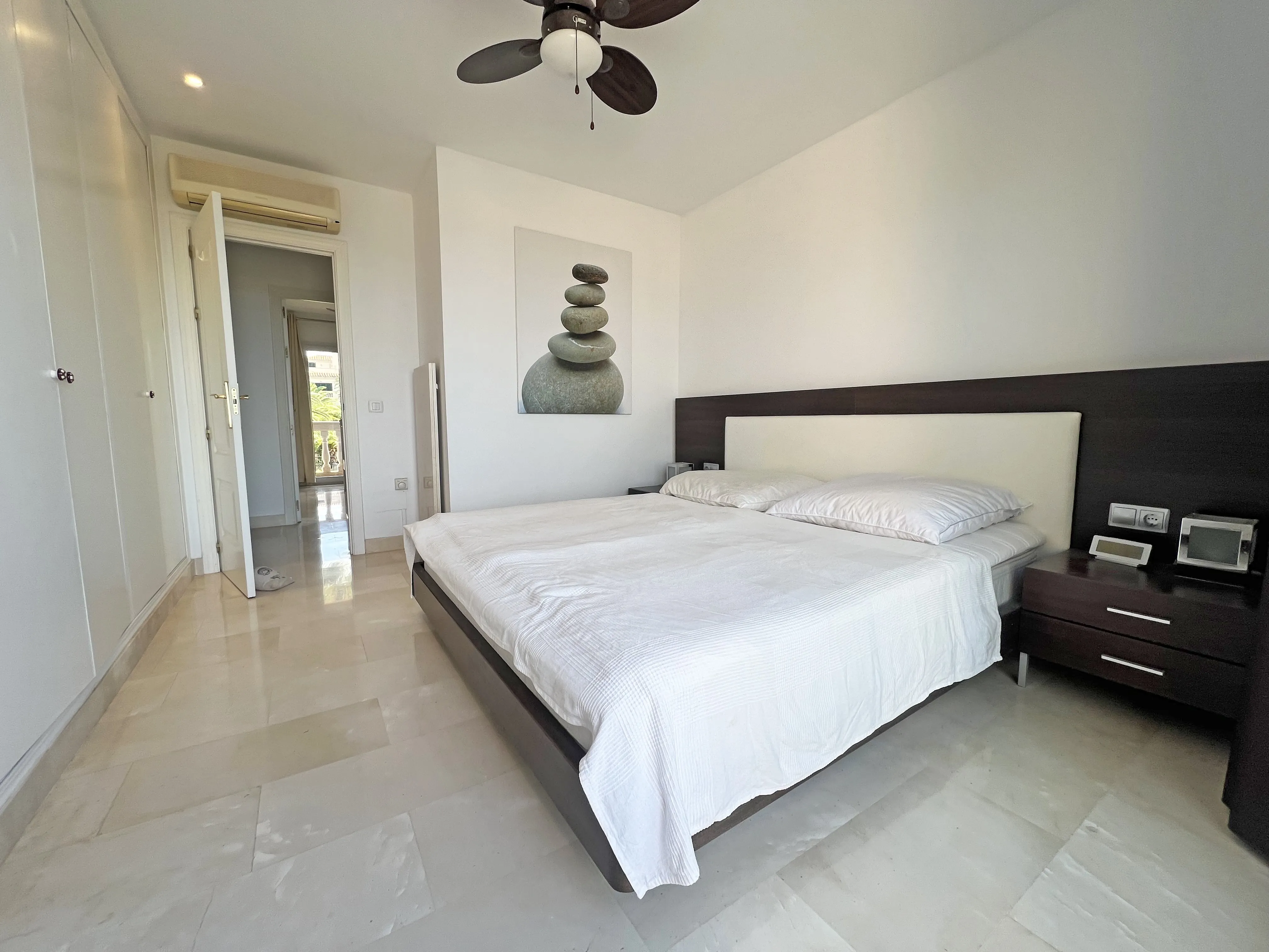 Klein halfvrijstaand huis met zeezicht in Tolleric-12