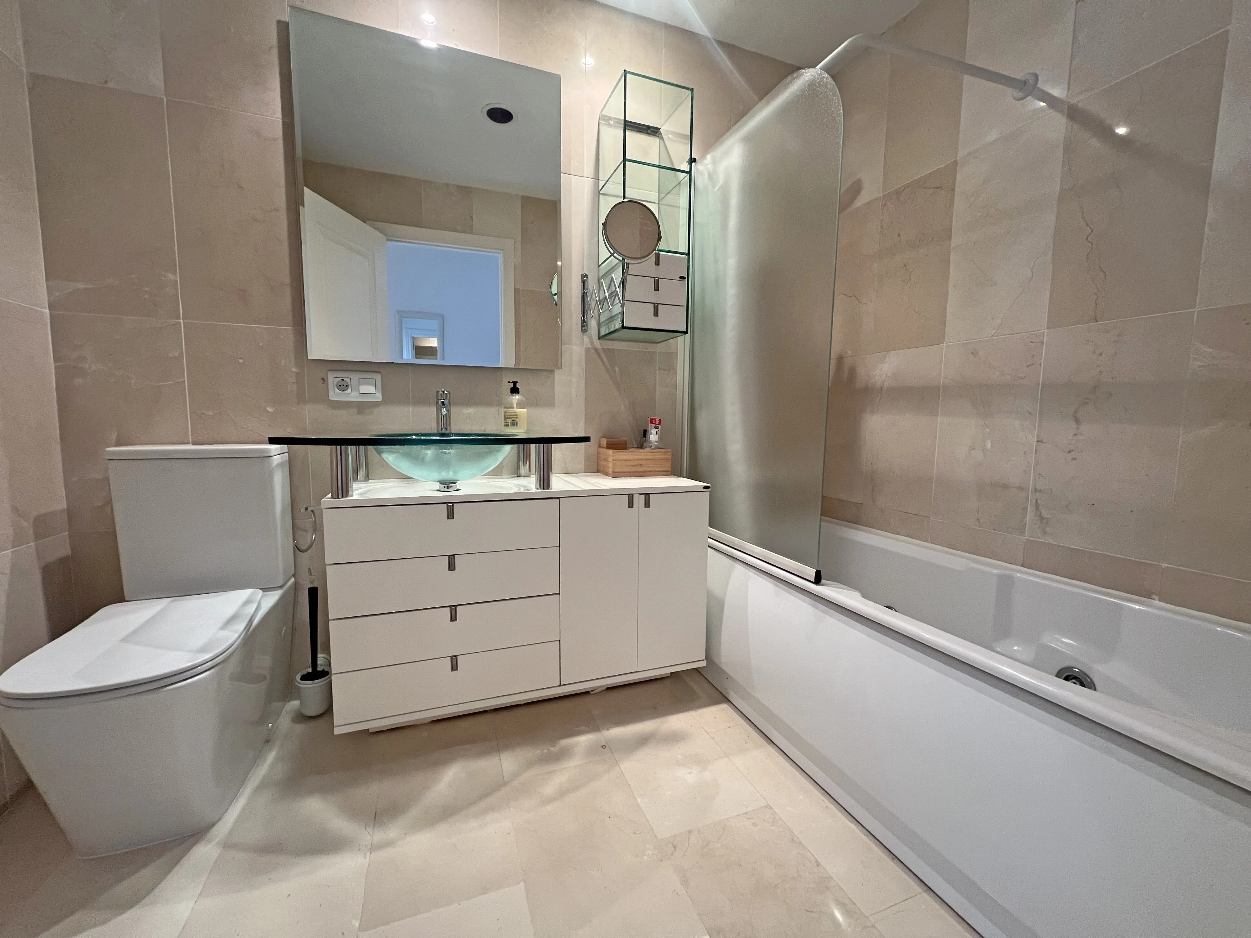 Klein halfvrijstaand huis met zeezicht in Tolleric-15