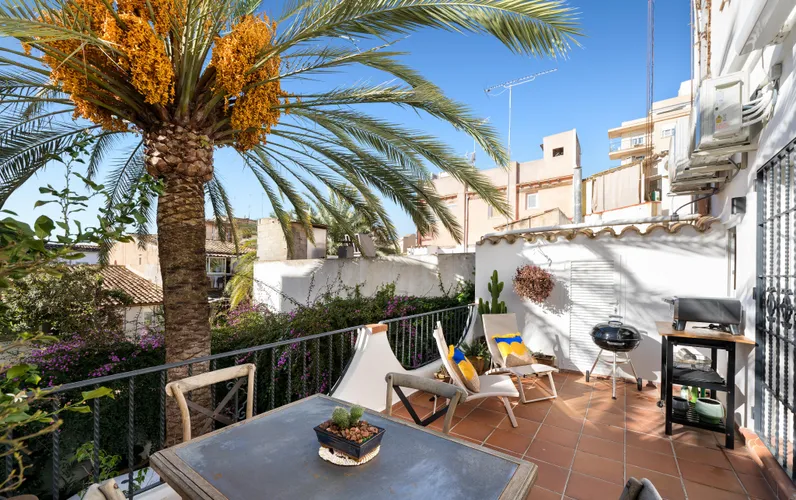 Charmerende renoveret lejlighed med privat terrasse