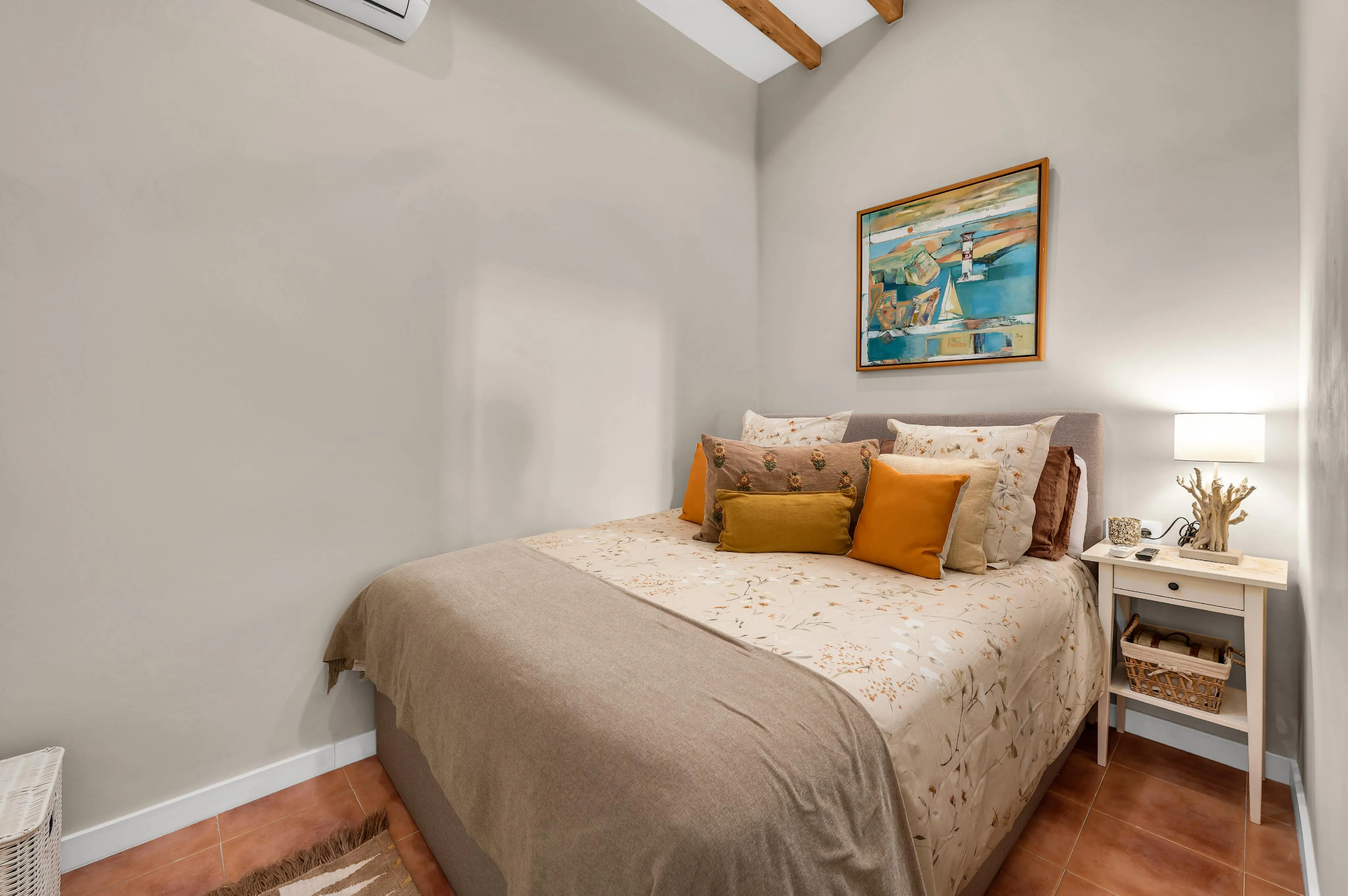 Charming renovated flat with private terrace-9