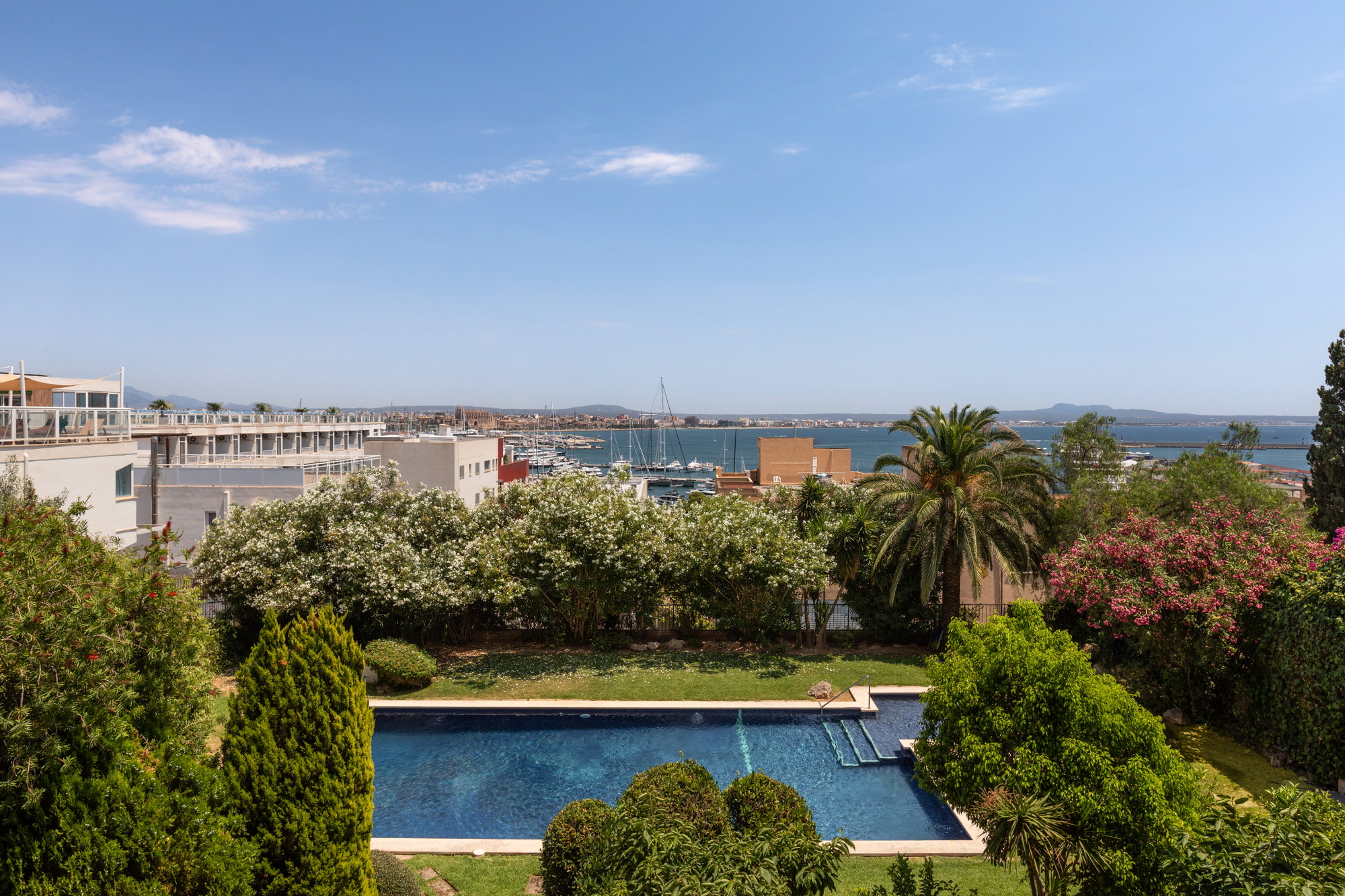 Designer apartment in Bonanova - Modern living with sea view