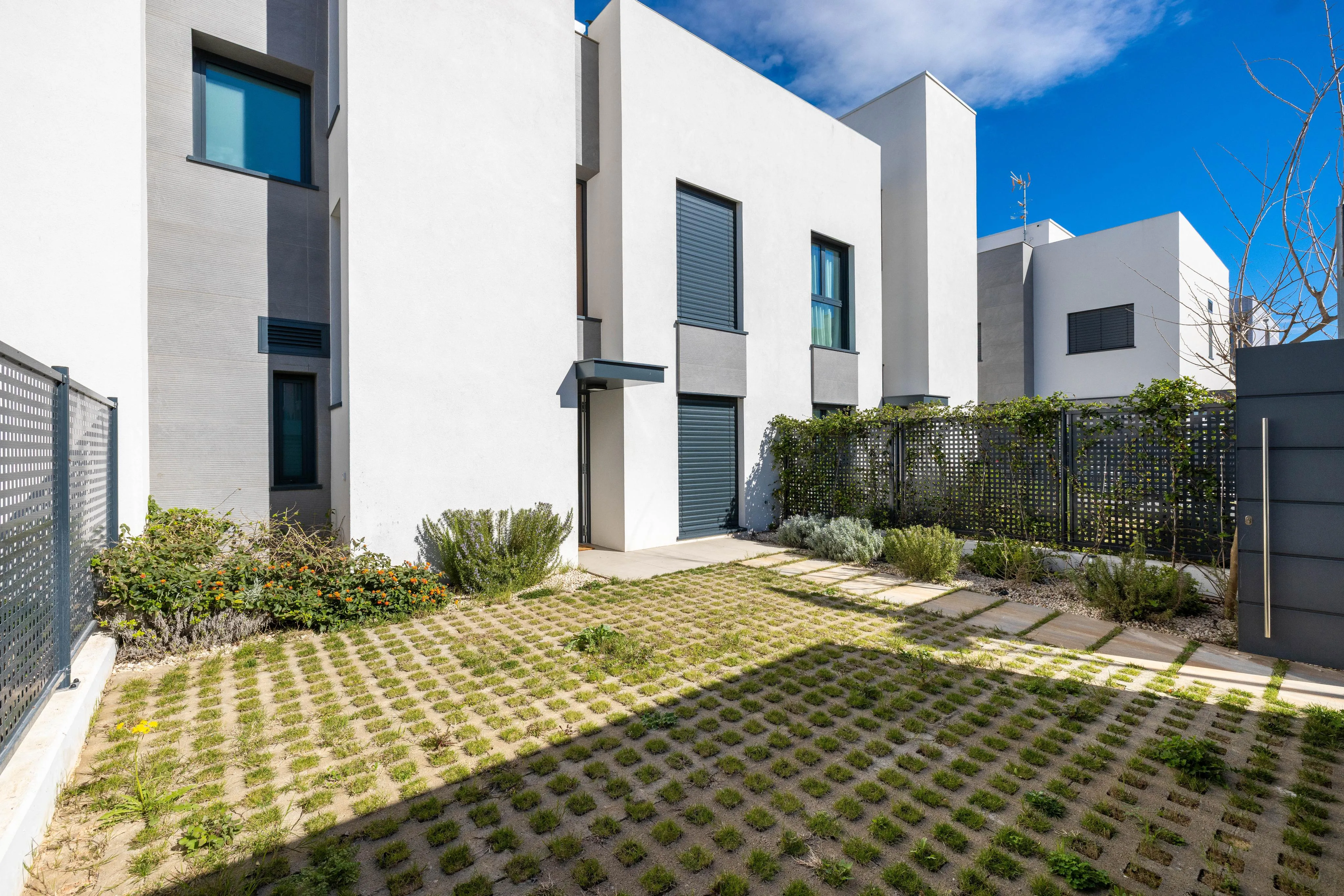 Nyt moderne hus med pool-13