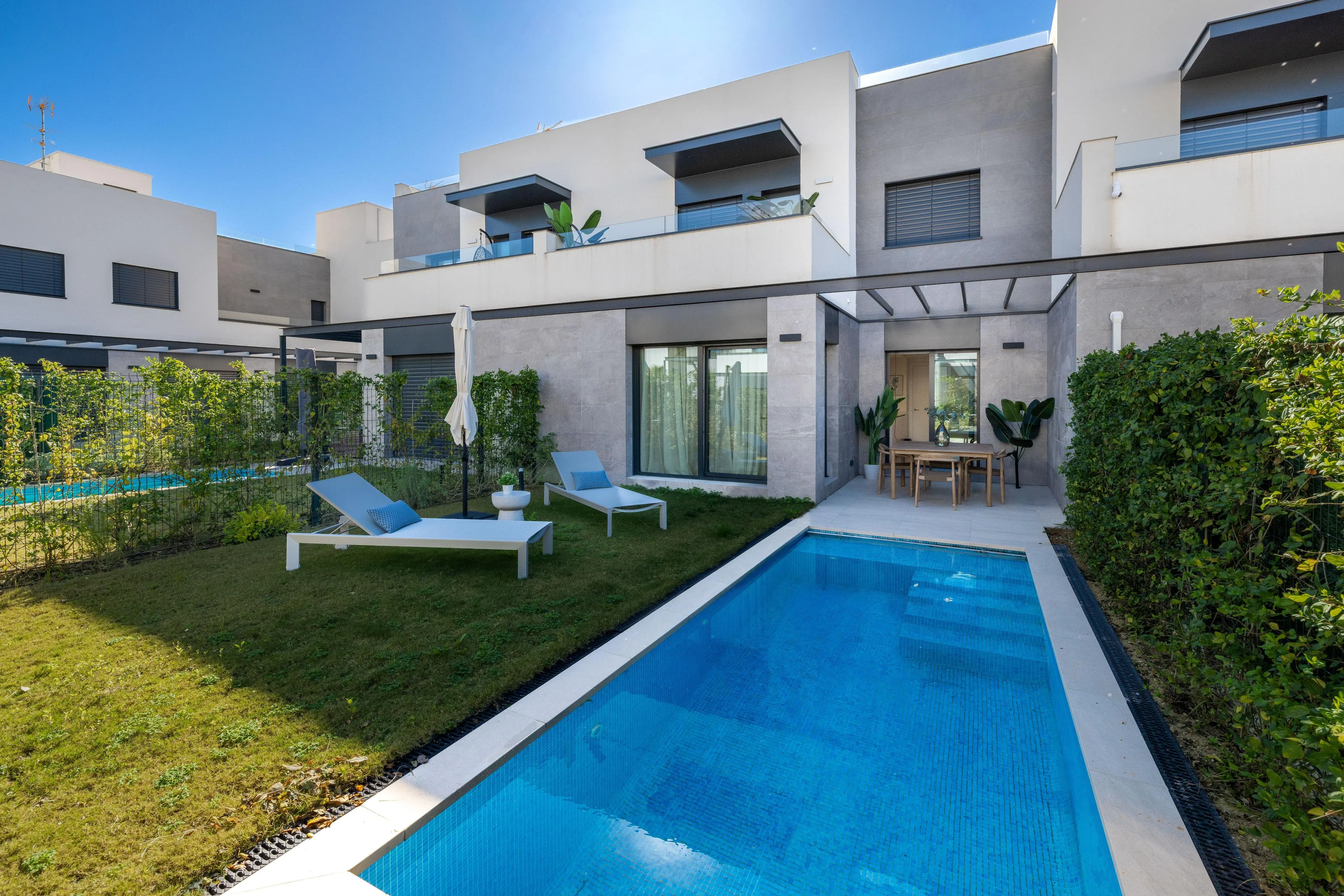 Nyt moderne hus med pool-1