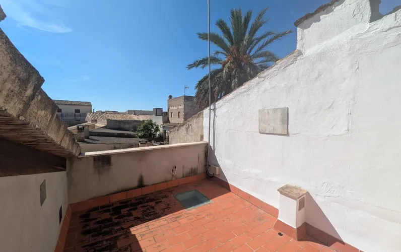 Urocza kamienica z majorkańskim charakterem w Petrze