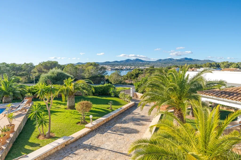 Eksklusiv villa med pool tæt på stranden-4