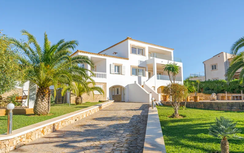 Villa exclusiva con piscina cerca de la playa.
