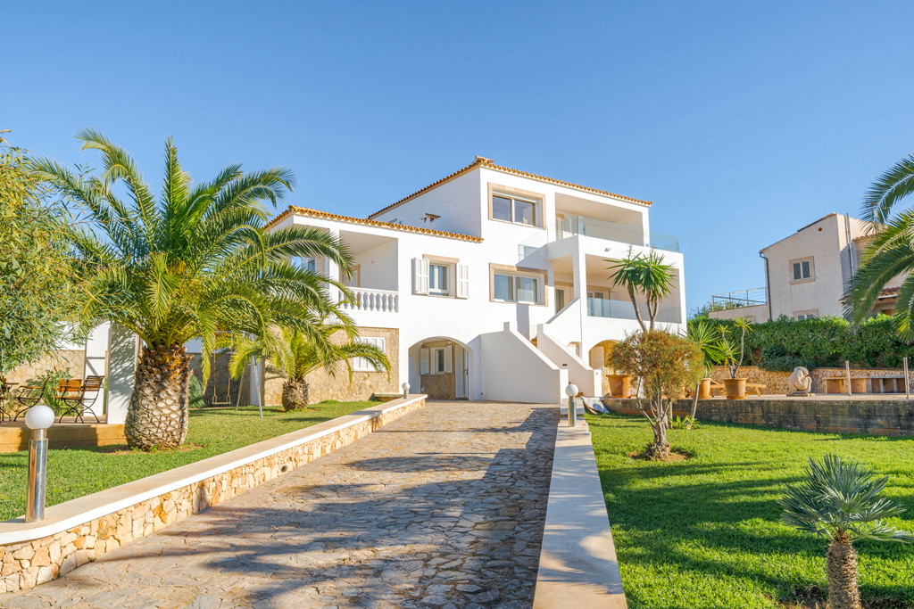 Exclusive villa with pool close to the beach