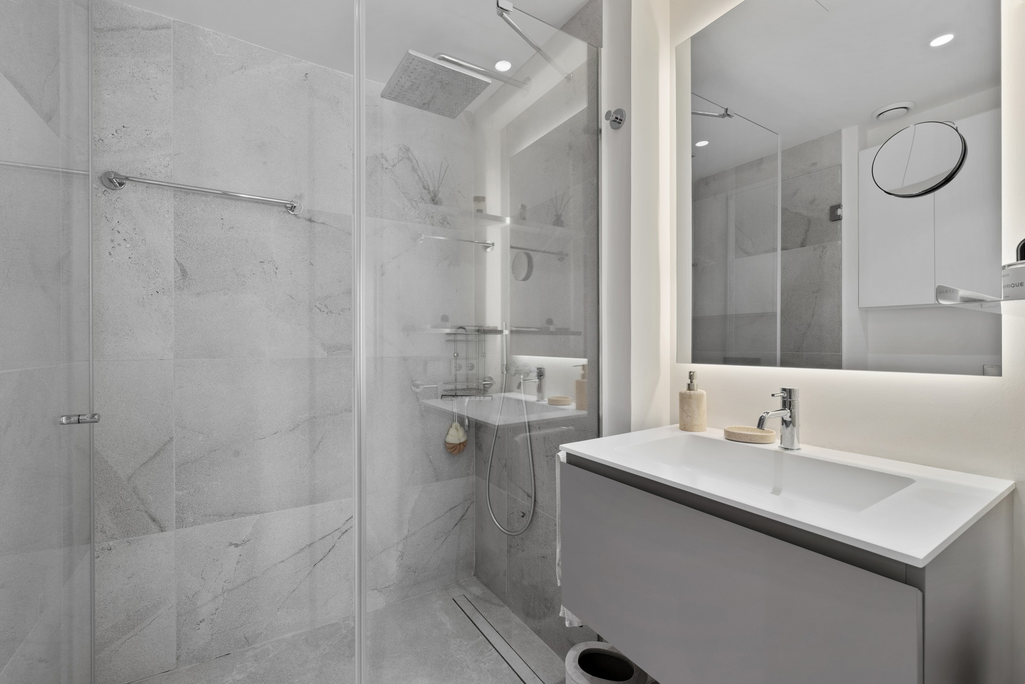 Elegant New-Build Sea-View Apartment with Exclusive Amenities in Cala Major-12