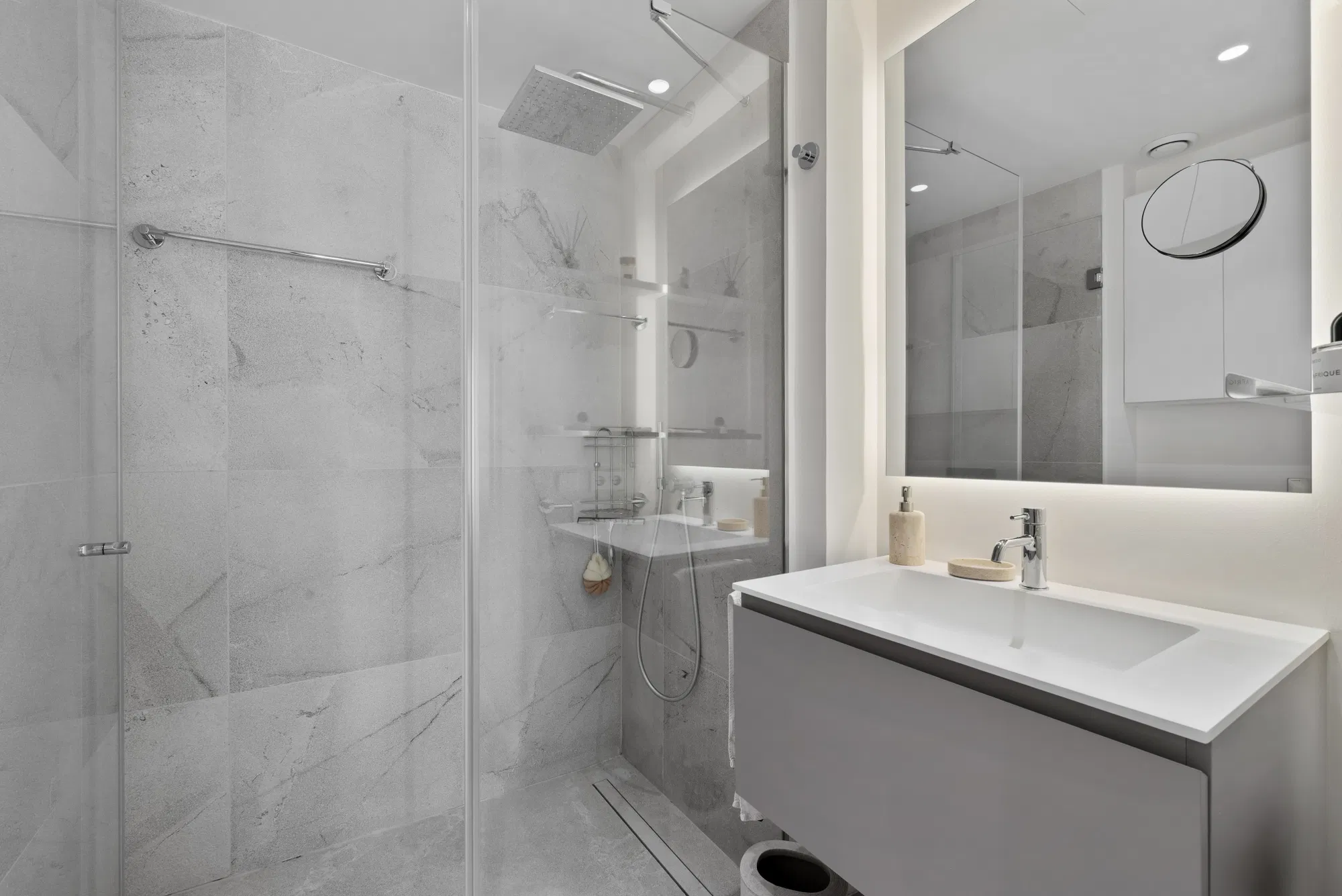 Elegant New-Build Sea-View Apartment with Exclusive Amenities in Cala Major-12