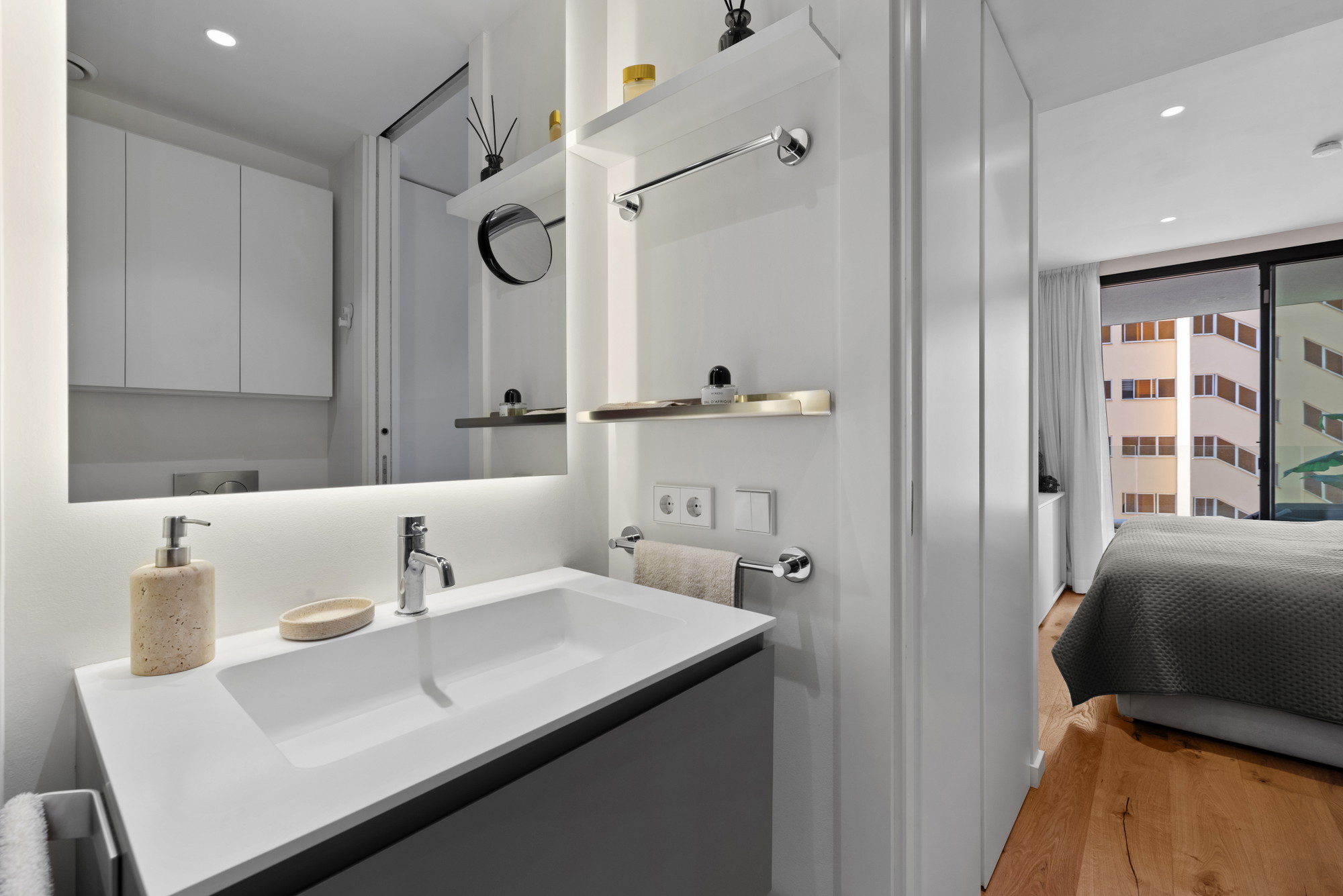 Elegant New-Build Sea-View Apartment with Exclusive Amenities in Cala Major-10