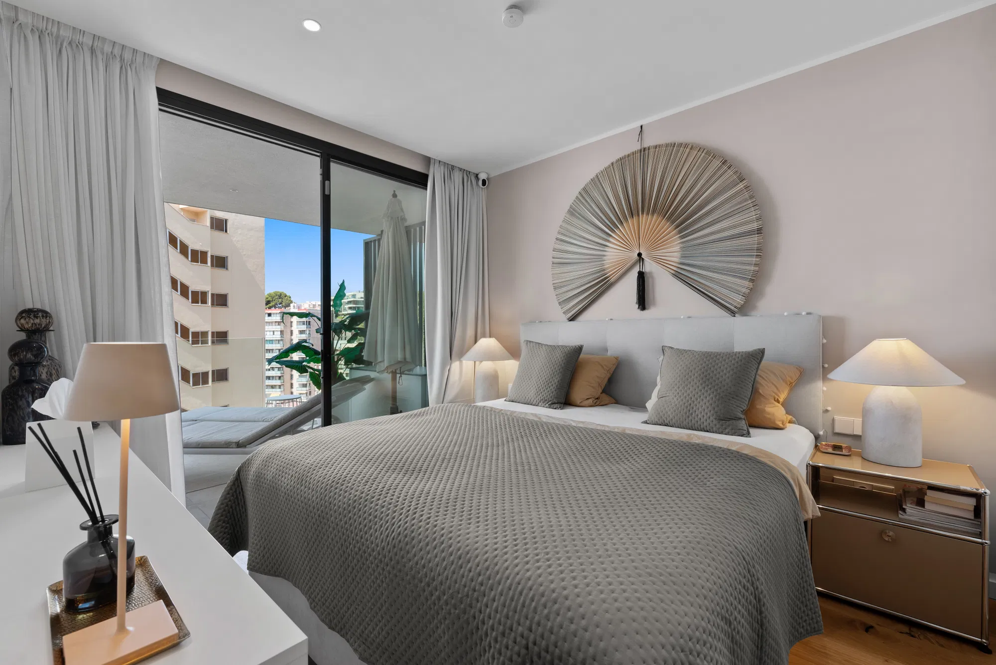 Elegant New-Build Sea-View Apartment with Exclusive Amenities in Cala Major-9