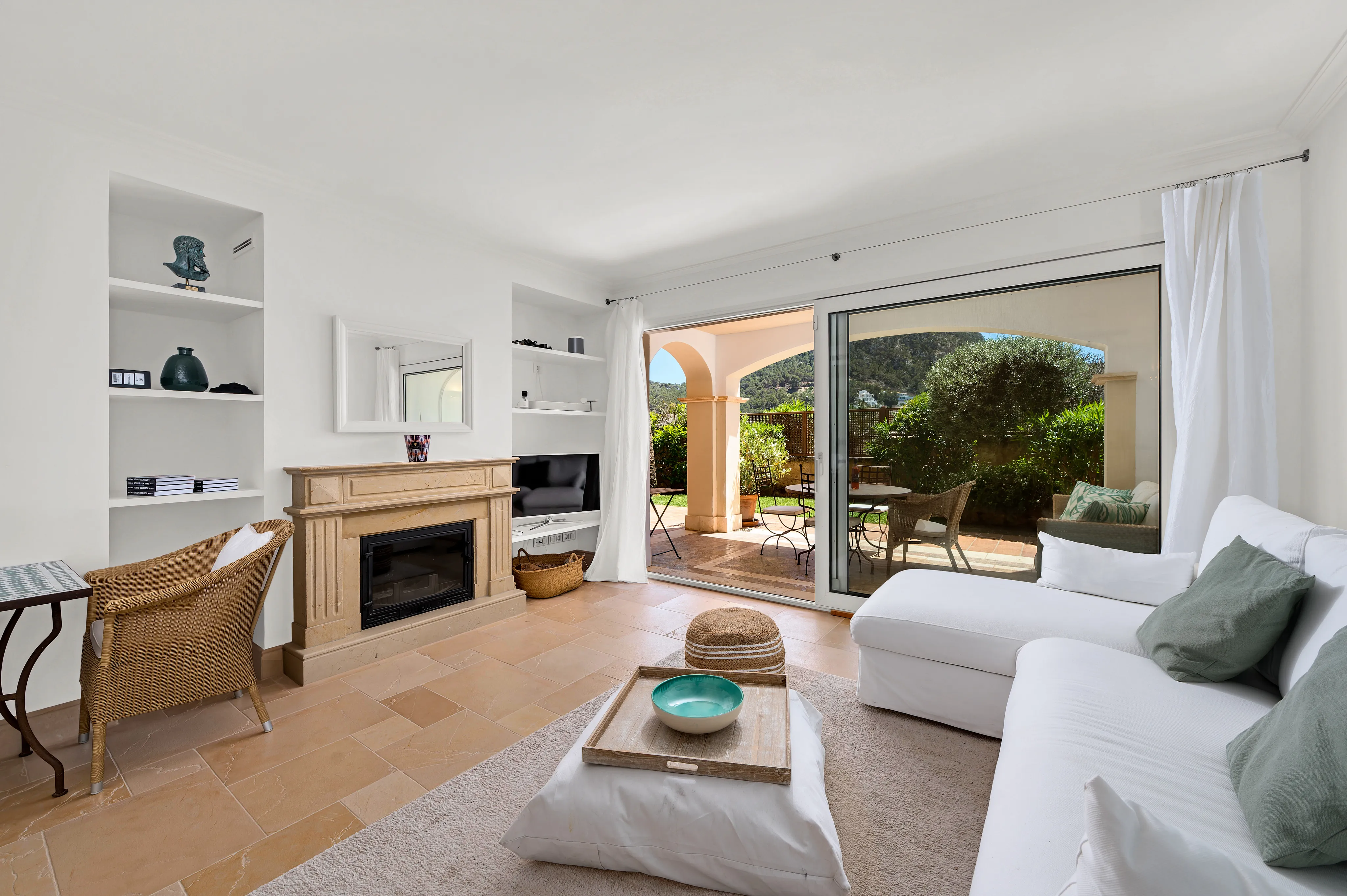 Apartamento mediterráneo en planta baja con jardín-1