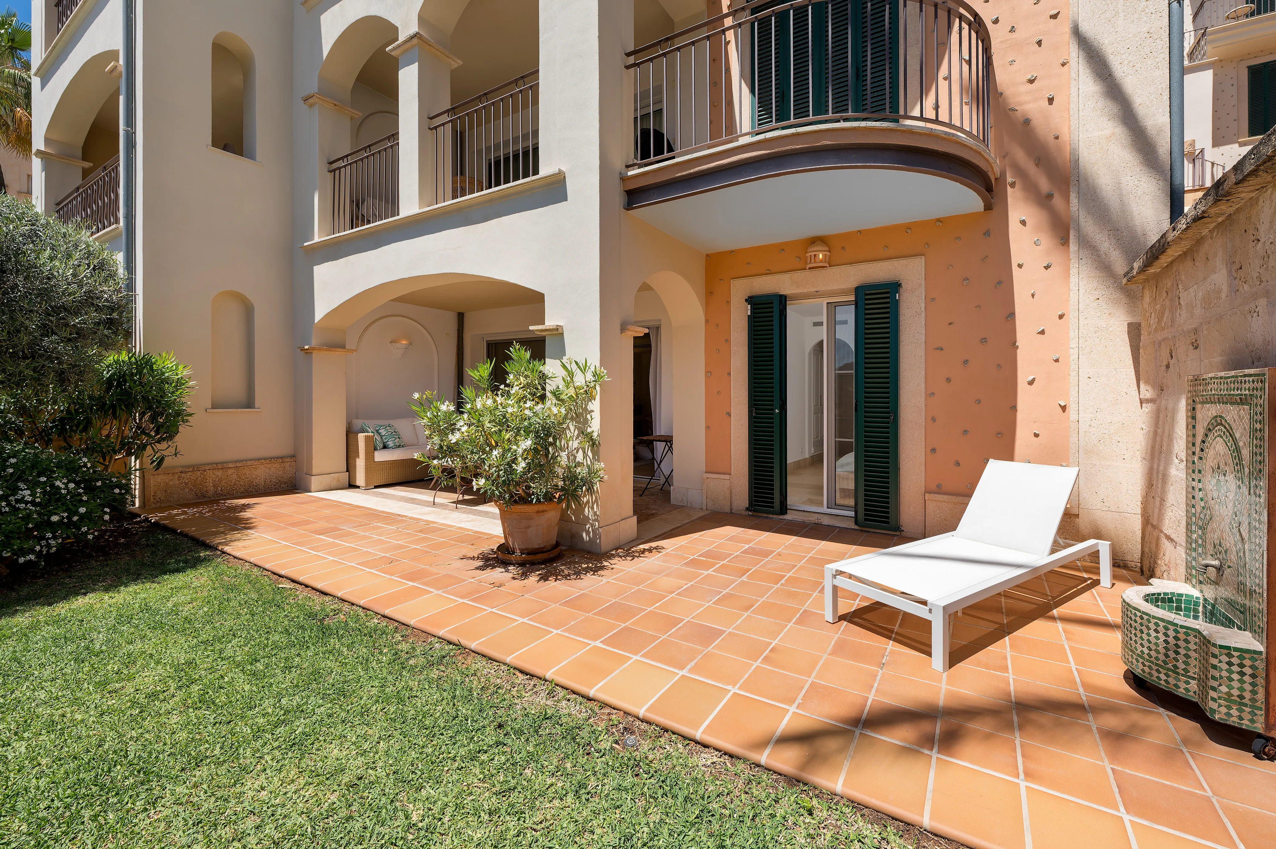 Apartamento mediterráneo en planta baja con jardín-2