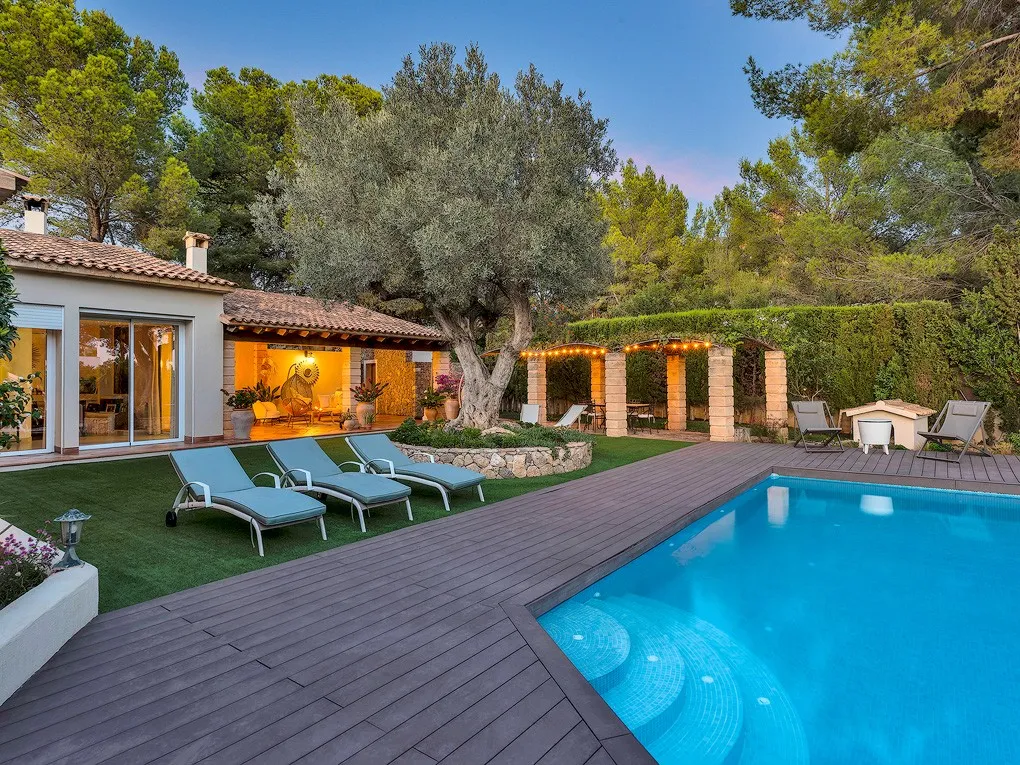 Single-Level villa with a lovely garden-3