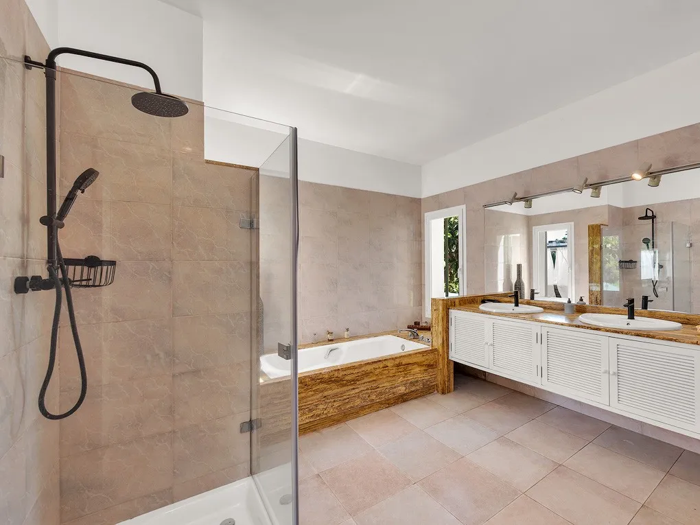 Gelijkvloerse villa met prachtige tuin-10