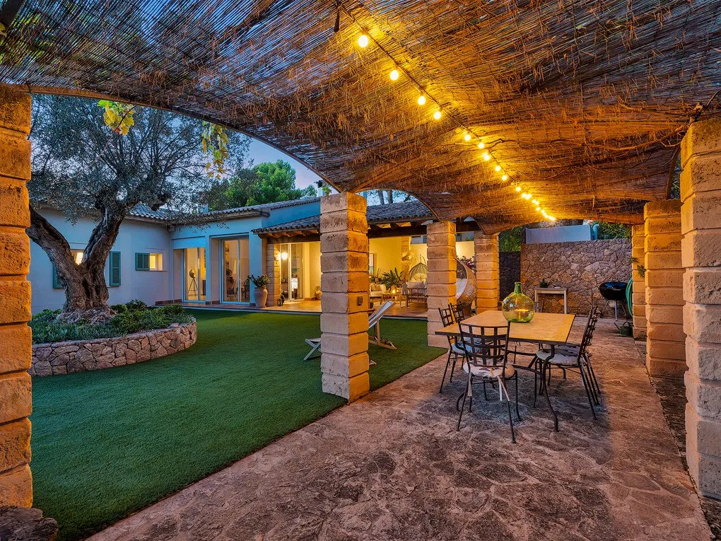 Single-Level villa with a lovely garden-13