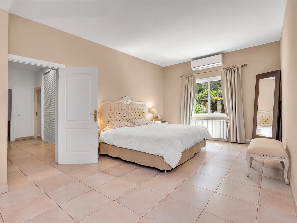 Gelijkvloerse villa met prachtige tuin-9