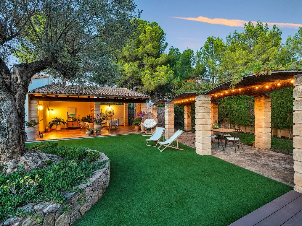 Single-Level villa with a lovely garden-12