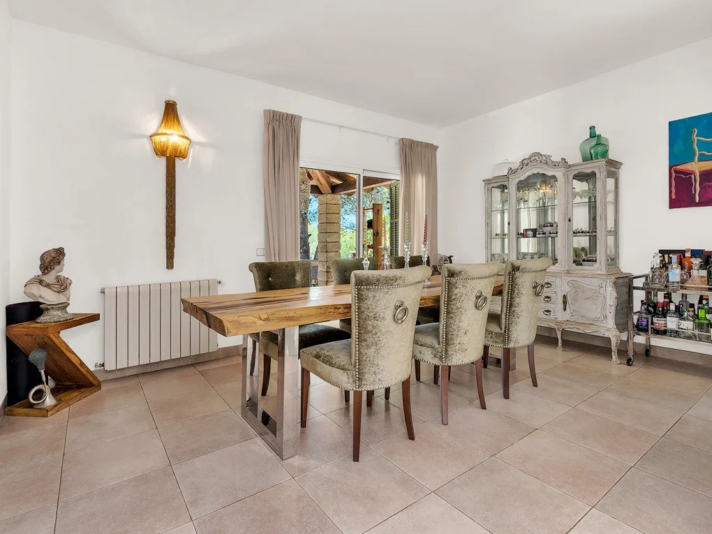 Single-Level villa with a lovely garden-8