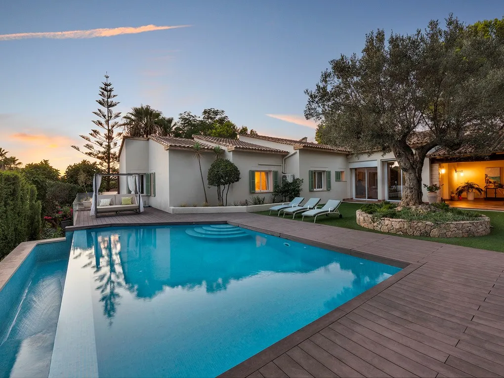 Single-Level villa with a lovely garden-14