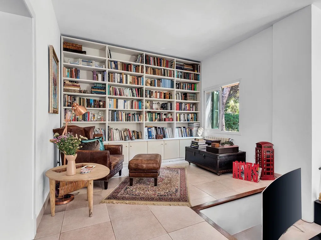 Single-Level villa with a lovely garden-6