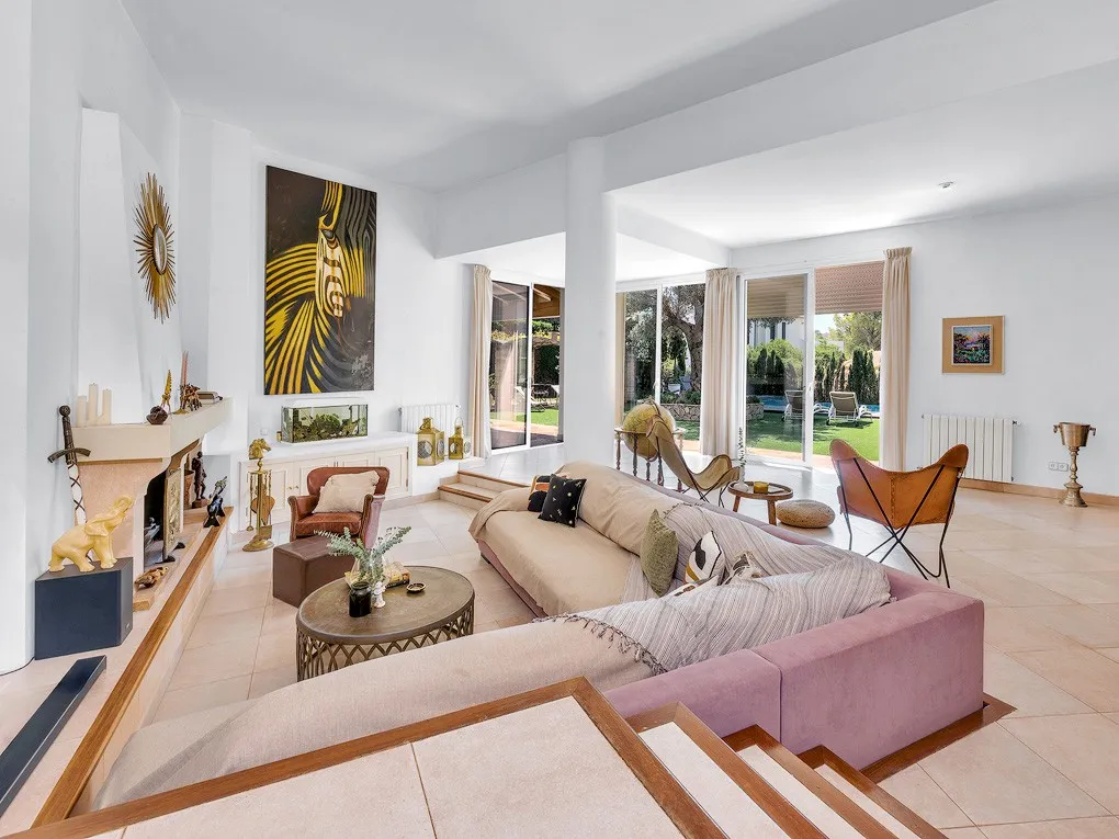 Single-Level villa with a lovely garden-3