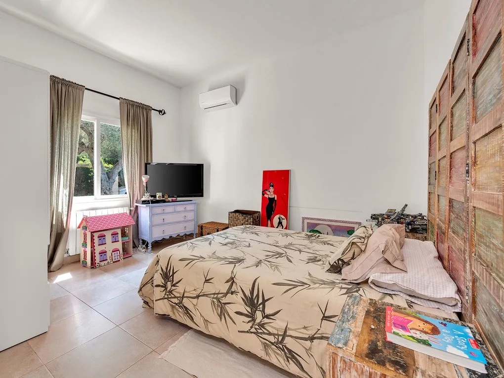 Single-Level villa with a lovely garden-11