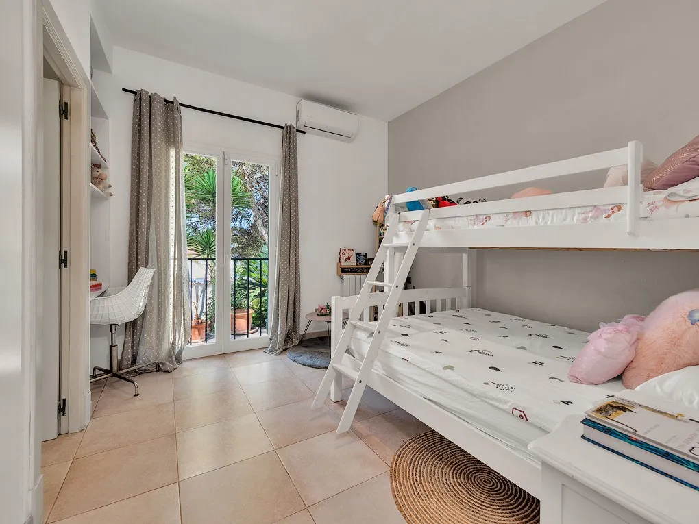 Single-Level villa with a lovely garden-9