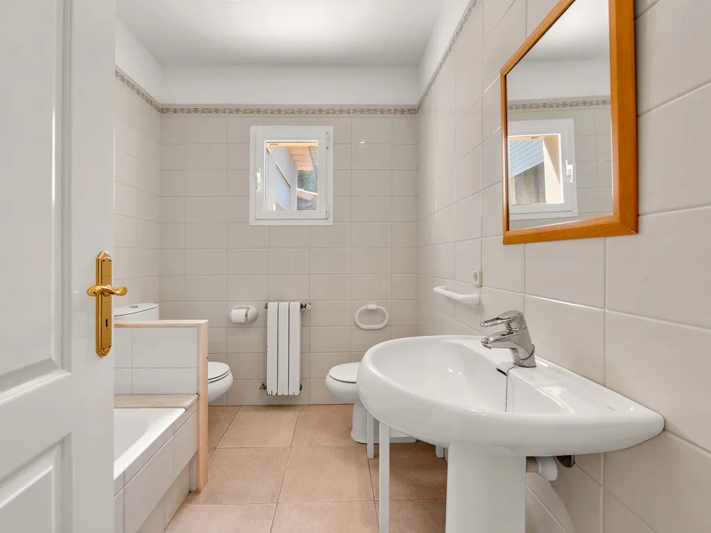 Gelijkvloerse villa met prachtige tuin-12