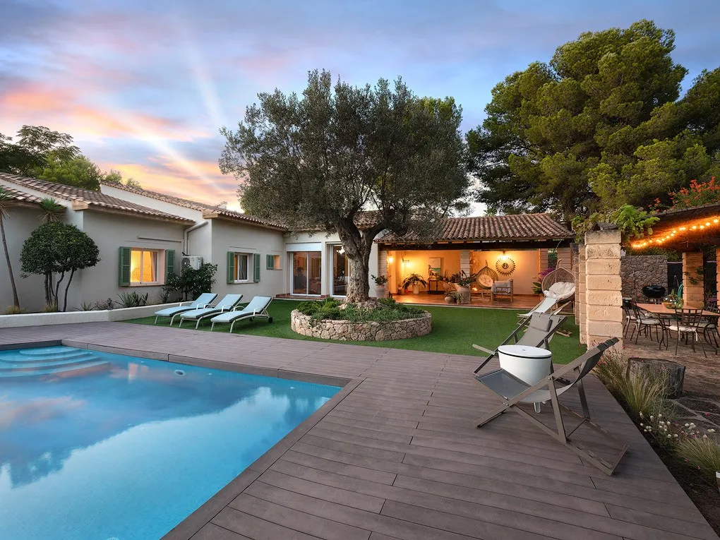 Single-Level villa with a lovely garden-15