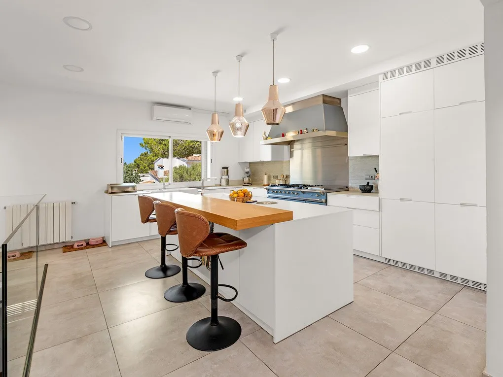 Single-Level villa with a lovely garden-7