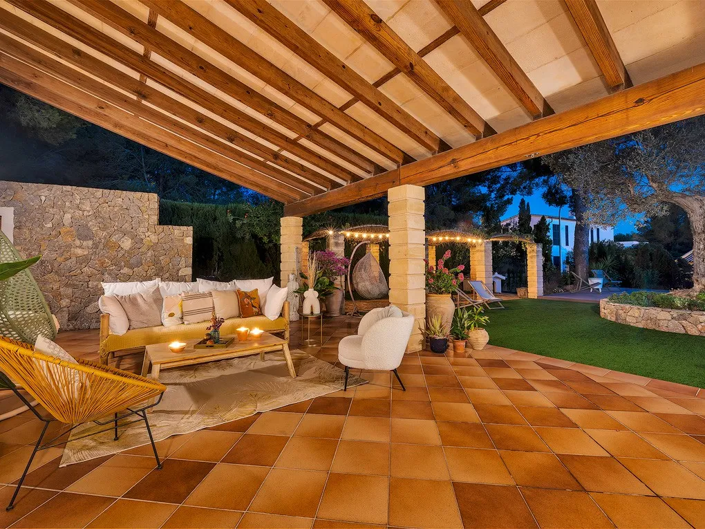 Single-Level villa with a lovely garden-2