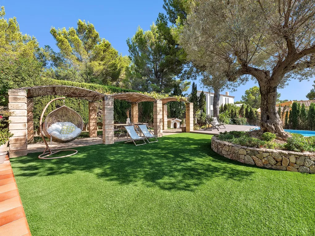 Single-Level villa with a lovely garden-5