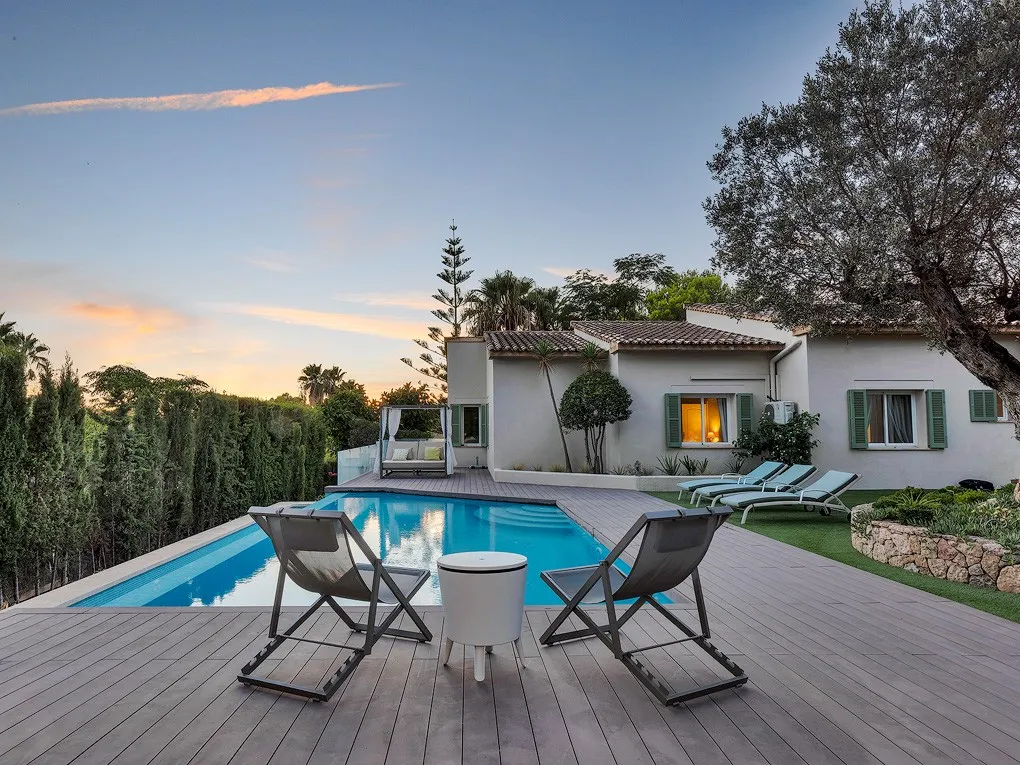 Single-Level villa with a lovely garden-1