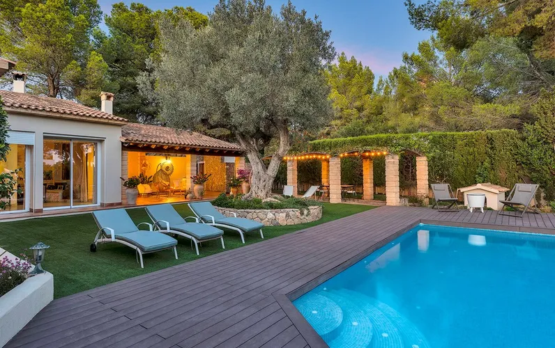 Enplansvilla med vacker trädgård