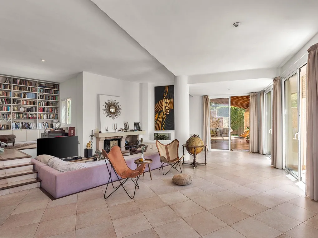 Single-Level villa with a lovely garden-4