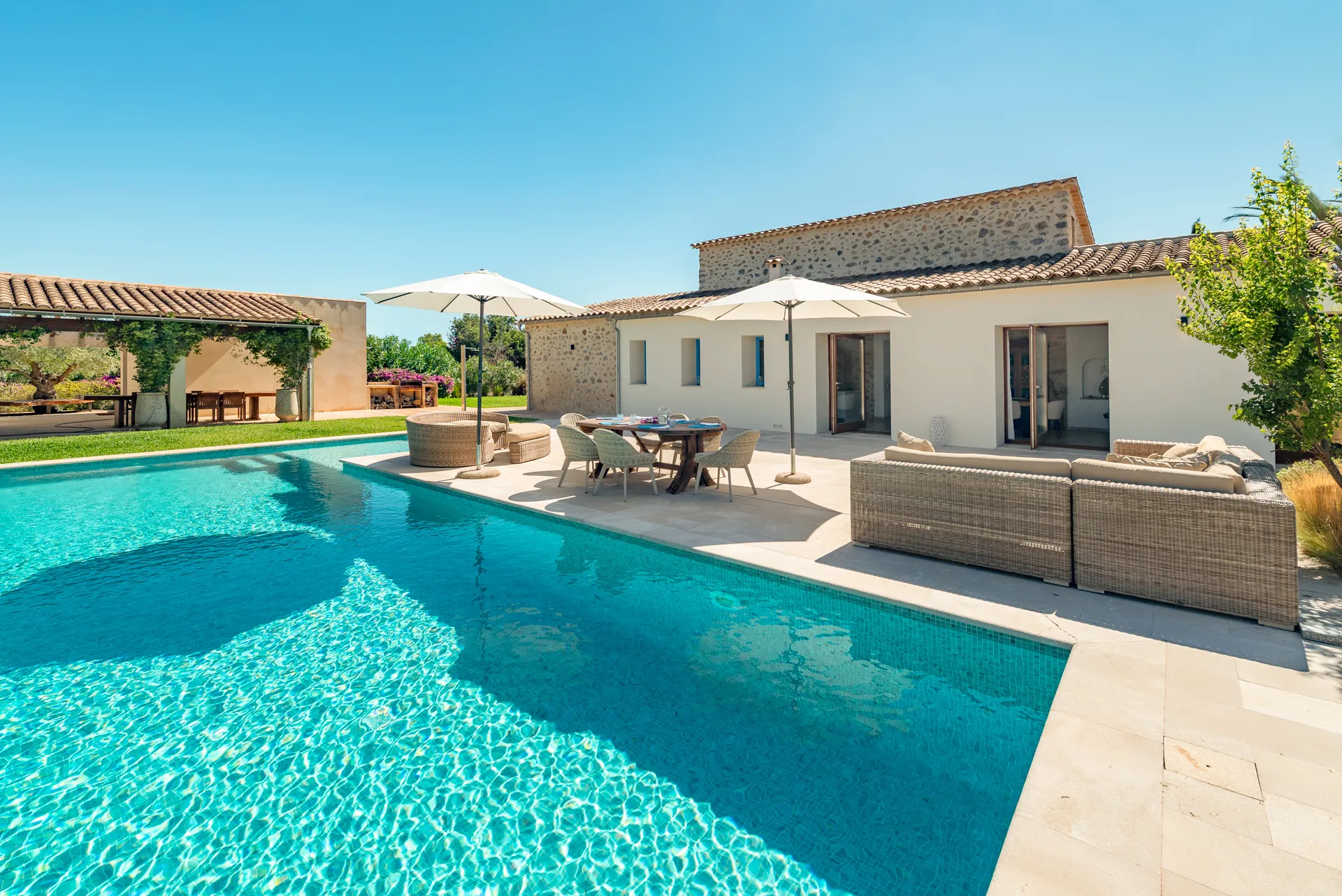 Esclusiva finca dal design mediterraneo con piscina e ulivi secolari-3