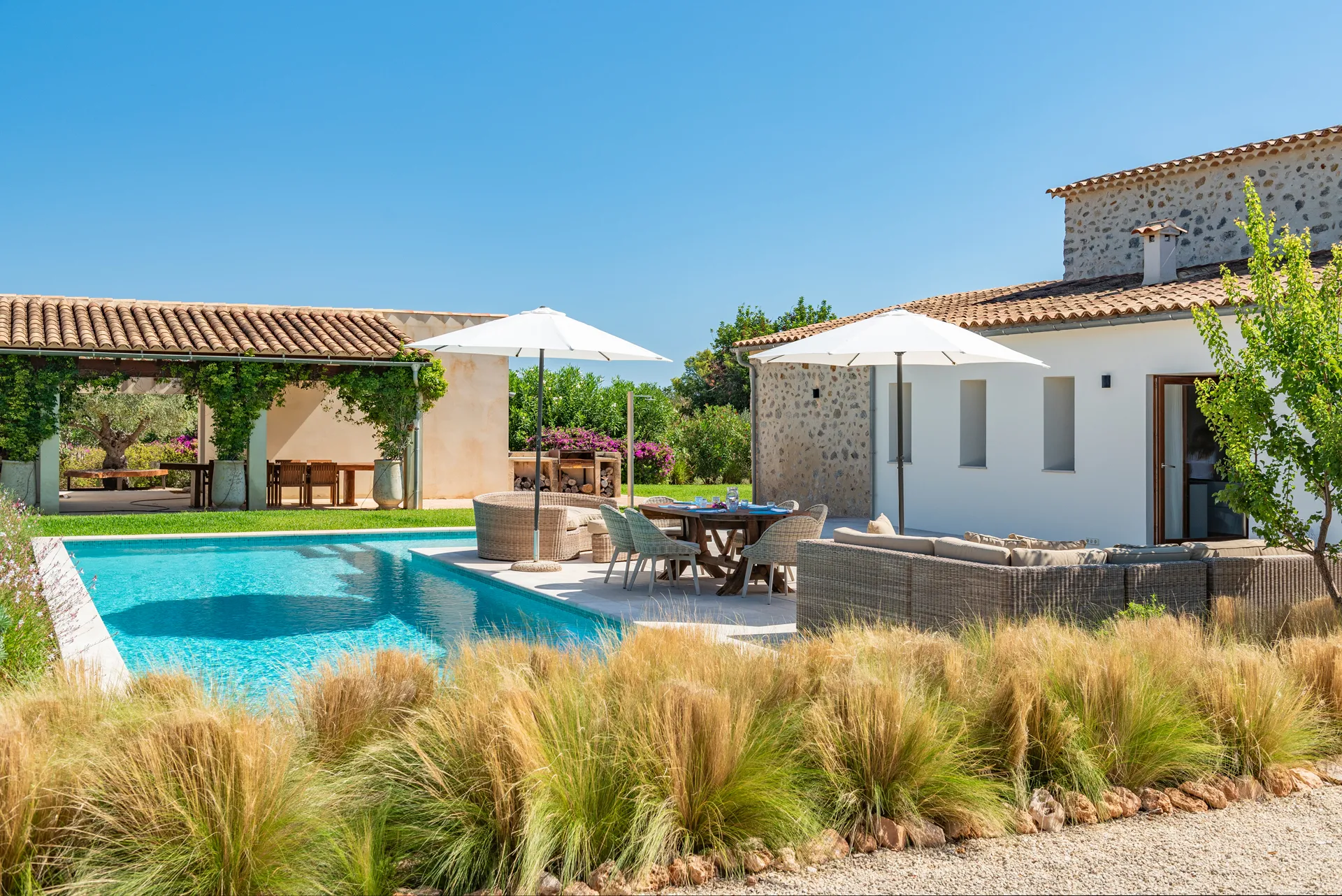 Esclusiva finca dal design mediterraneo con piscina e ulivi secolari-1