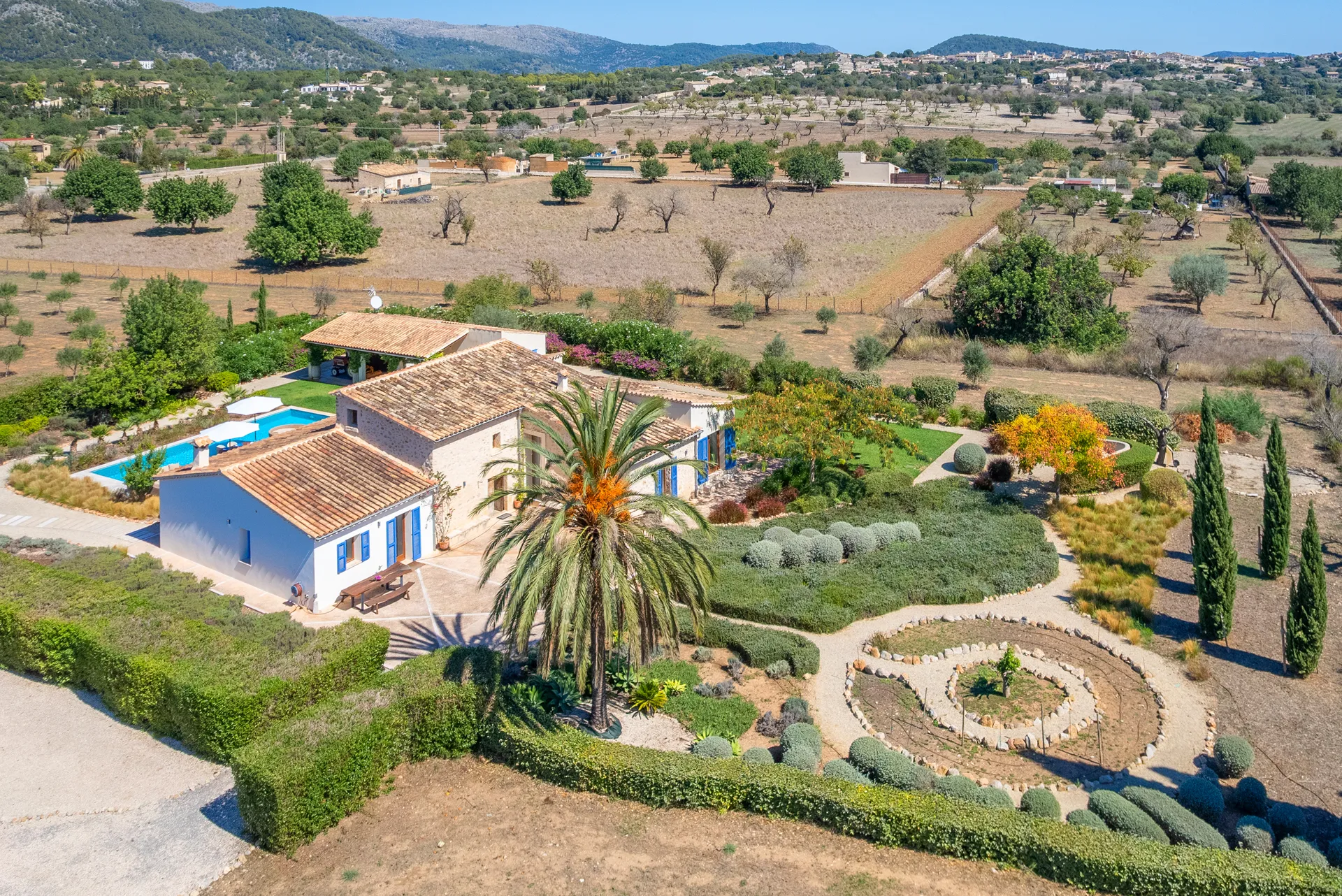 Esclusiva finca dal design mediterraneo con piscina e ulivi secolari-2