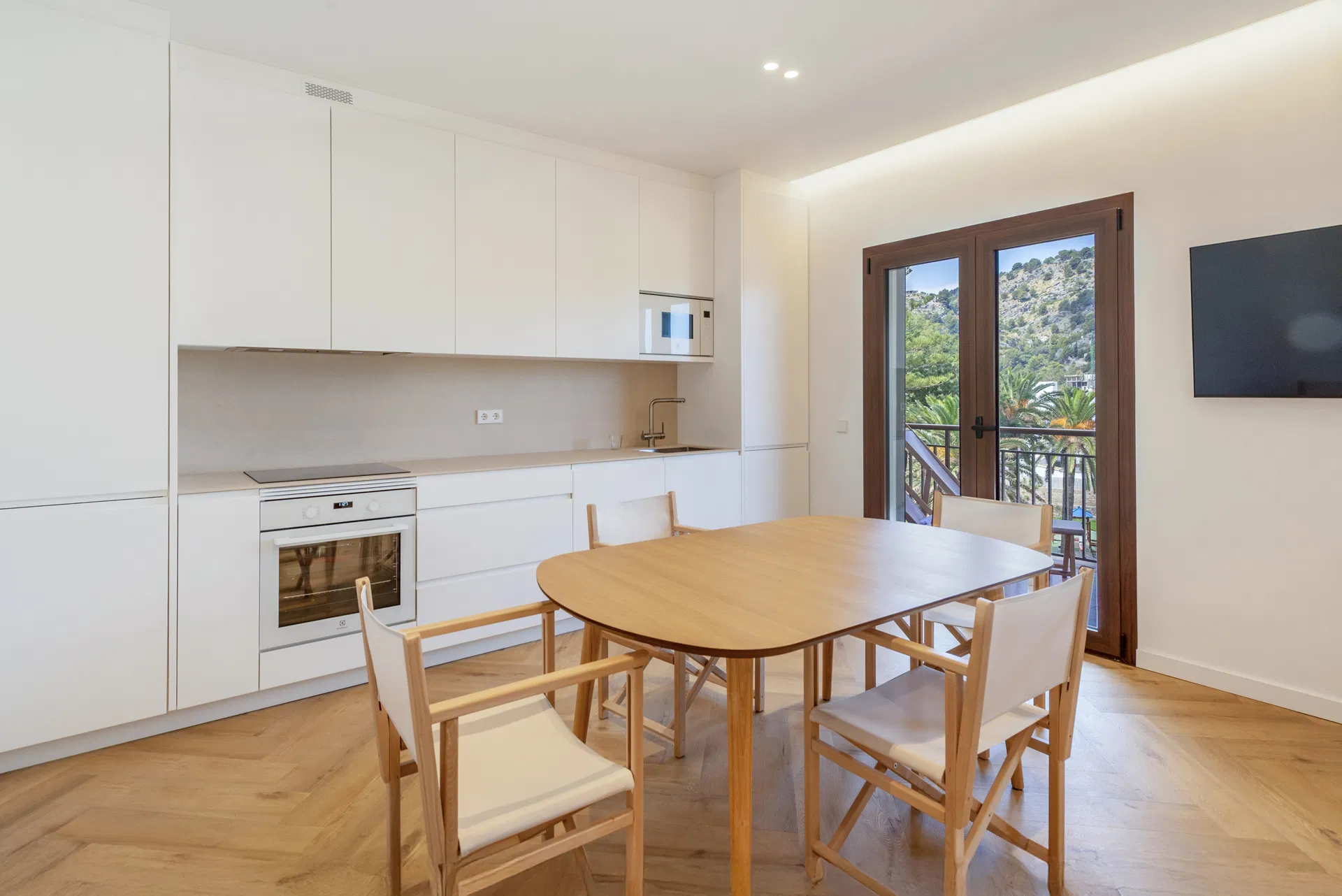 Modern beachfront apartment with stunning views - Long-term rental-2