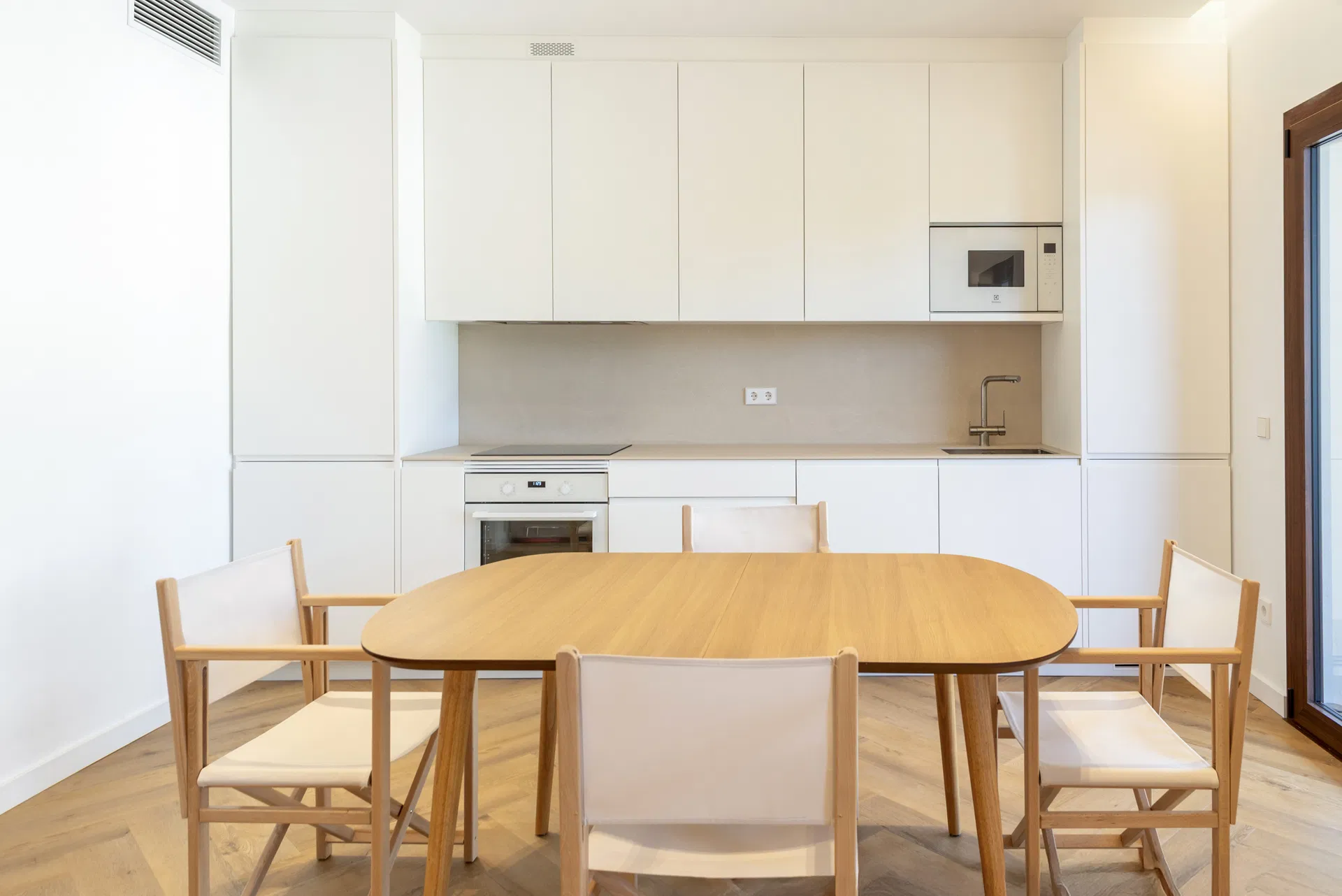 Modern beachfront apartment with stunning views - Long-term rental-9