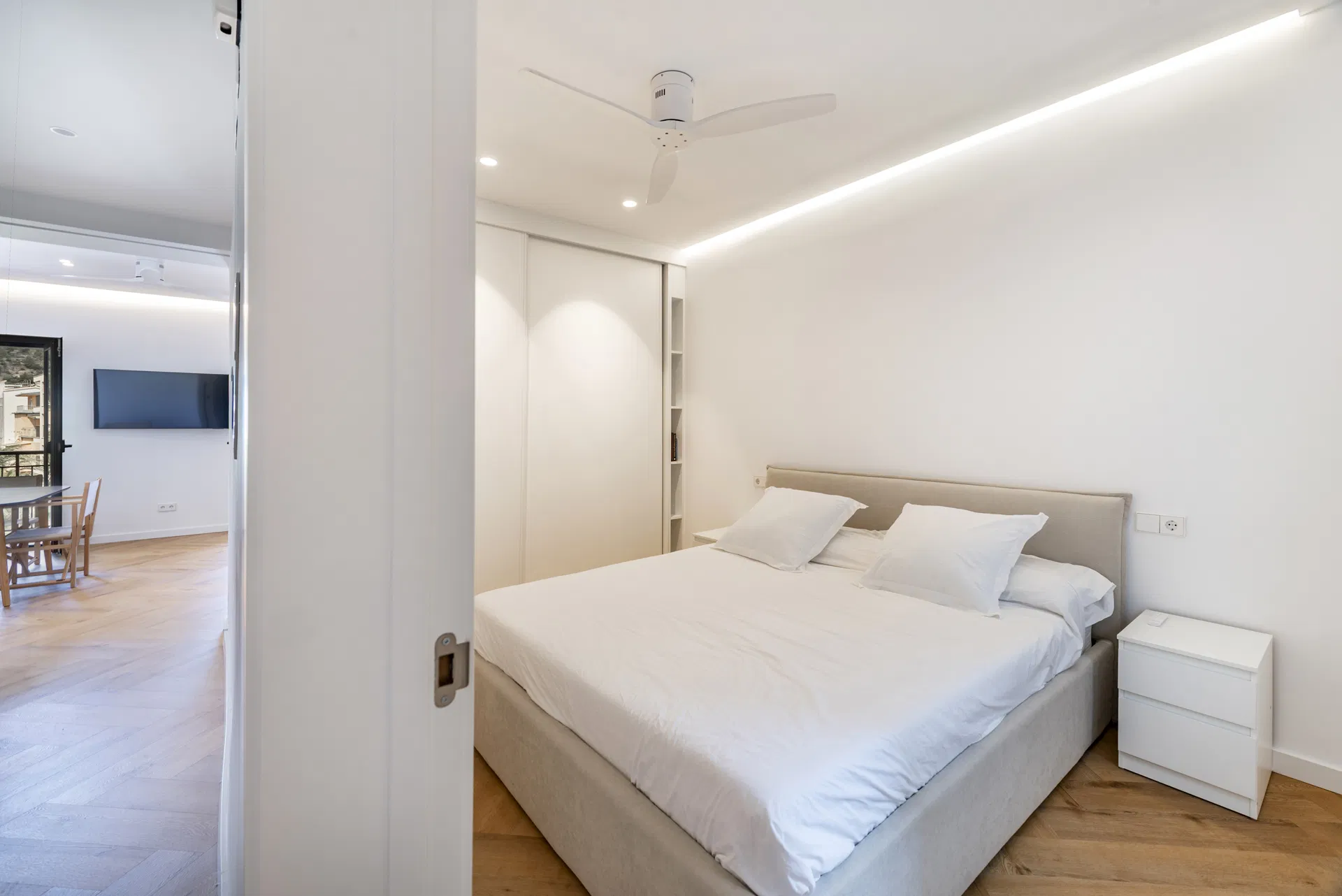 Modern beachfront apartment with stunning views - Long-term rental-13
