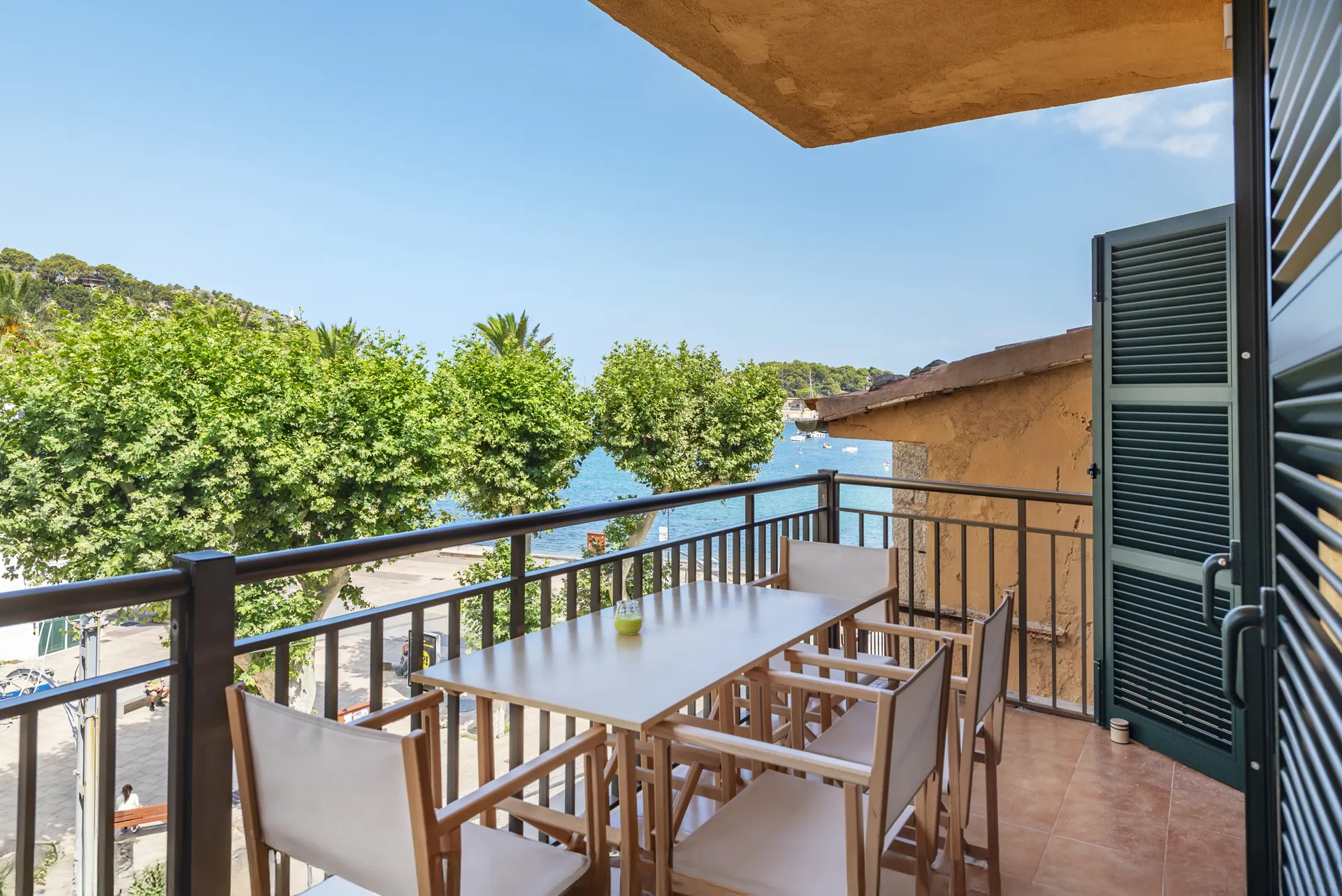 Nowoczesne mieszkanie na plaży w Port de Sóller z zapierającymi dech w piersiach widokami-1