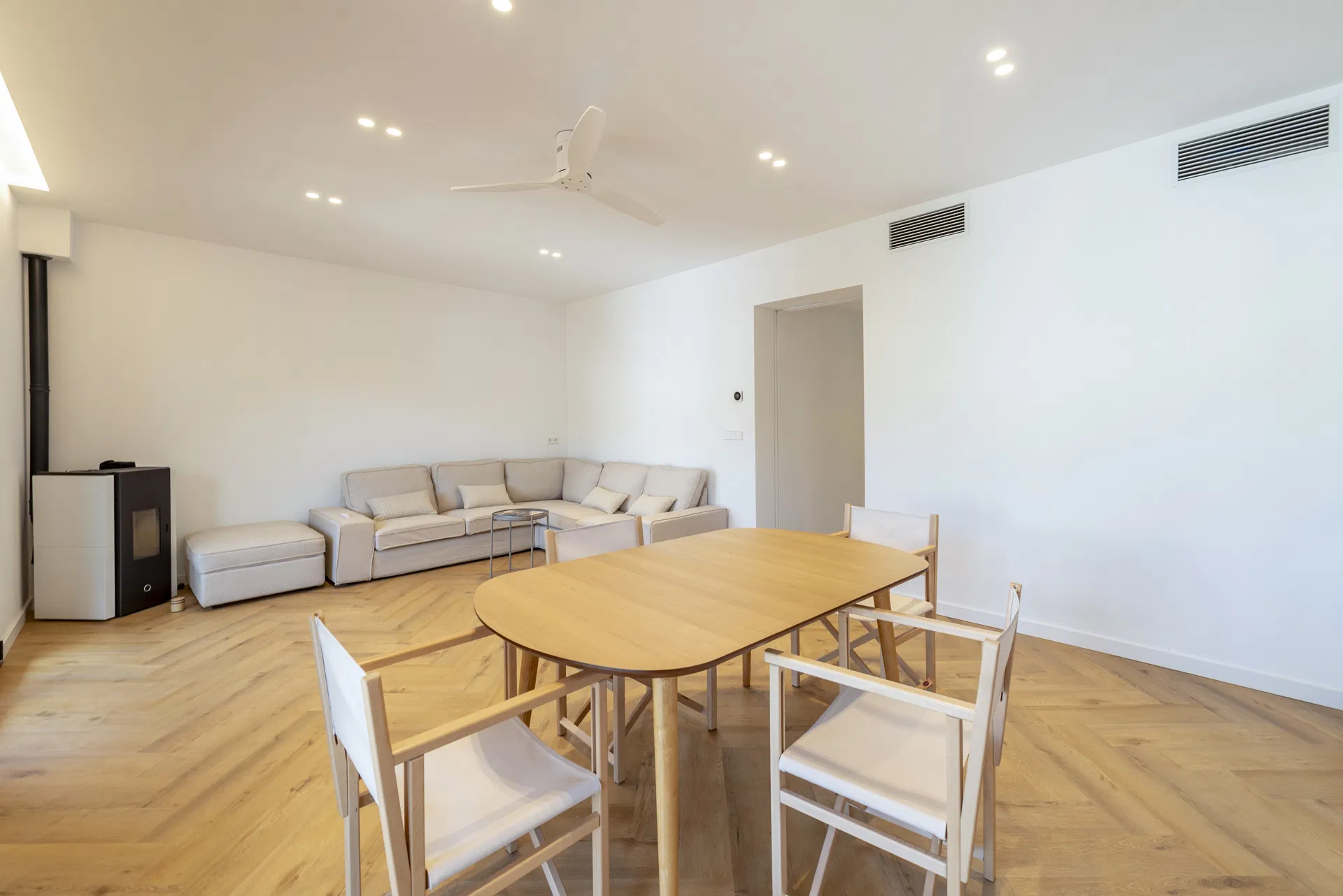 Modern beachfront apartment with stunning views - Long-term rental-7