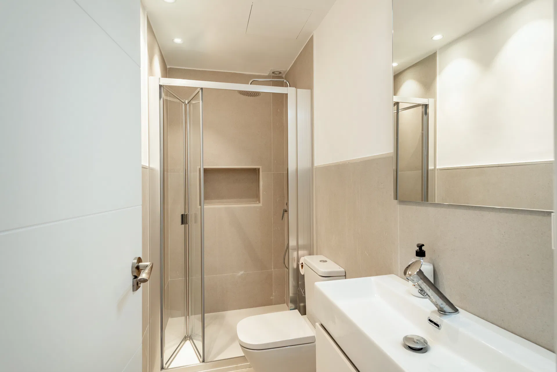 Modern beachfront apartment with stunning views - Long-term rental-10