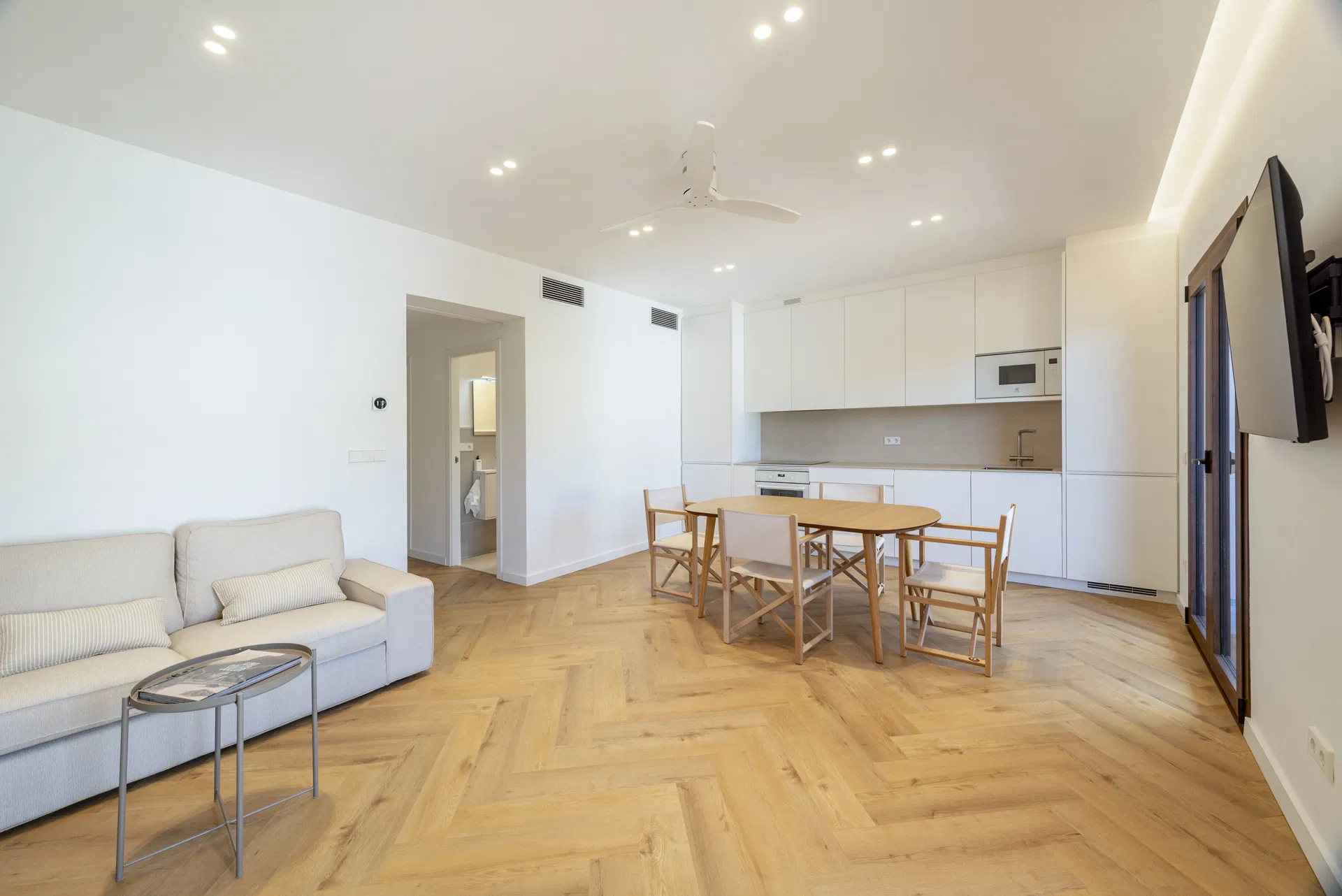 Modern beachfront apartment with stunning views - Long-term rental-8