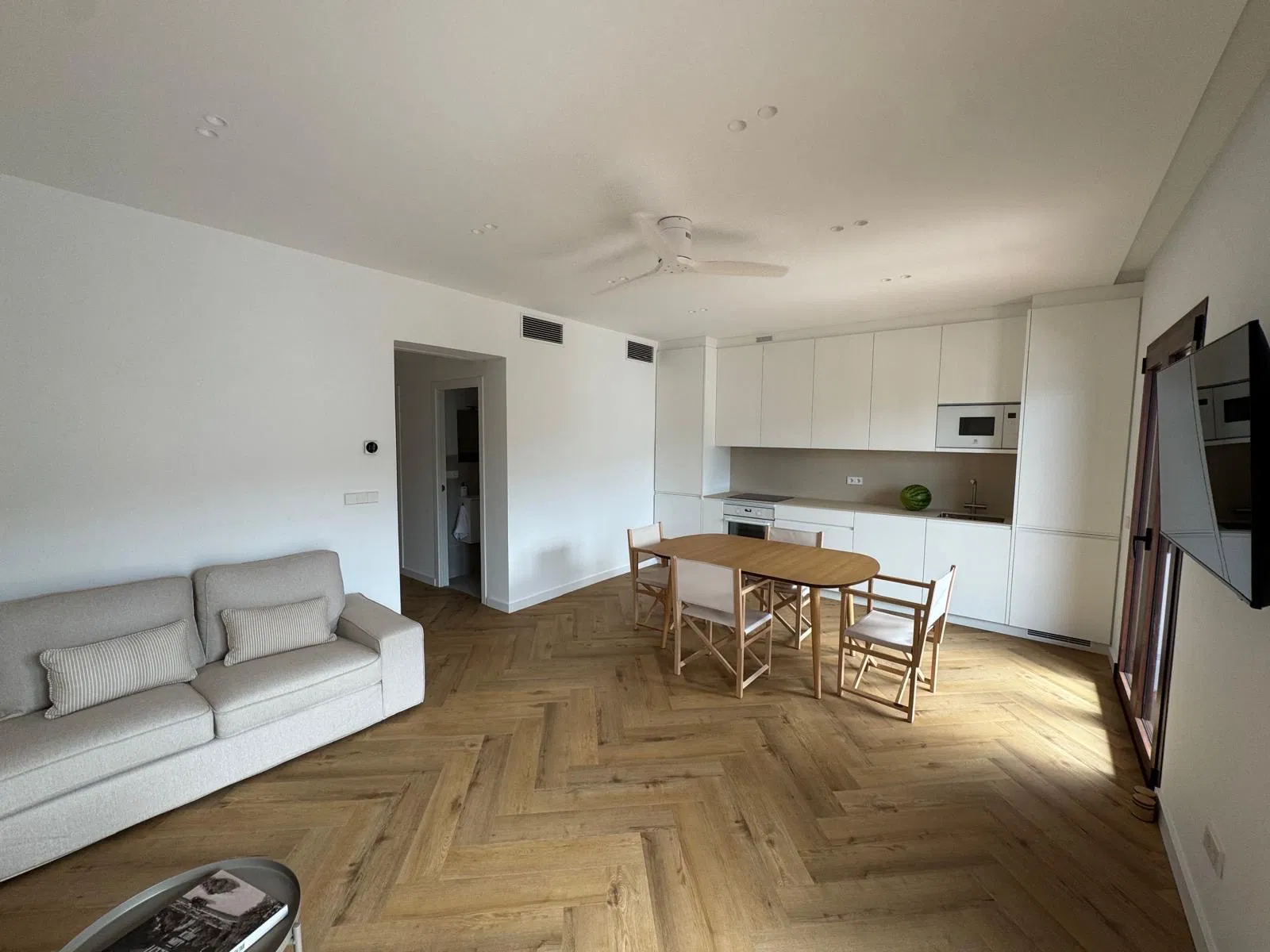 Modern beachfront apartment with stunning views - Long-term rental-21