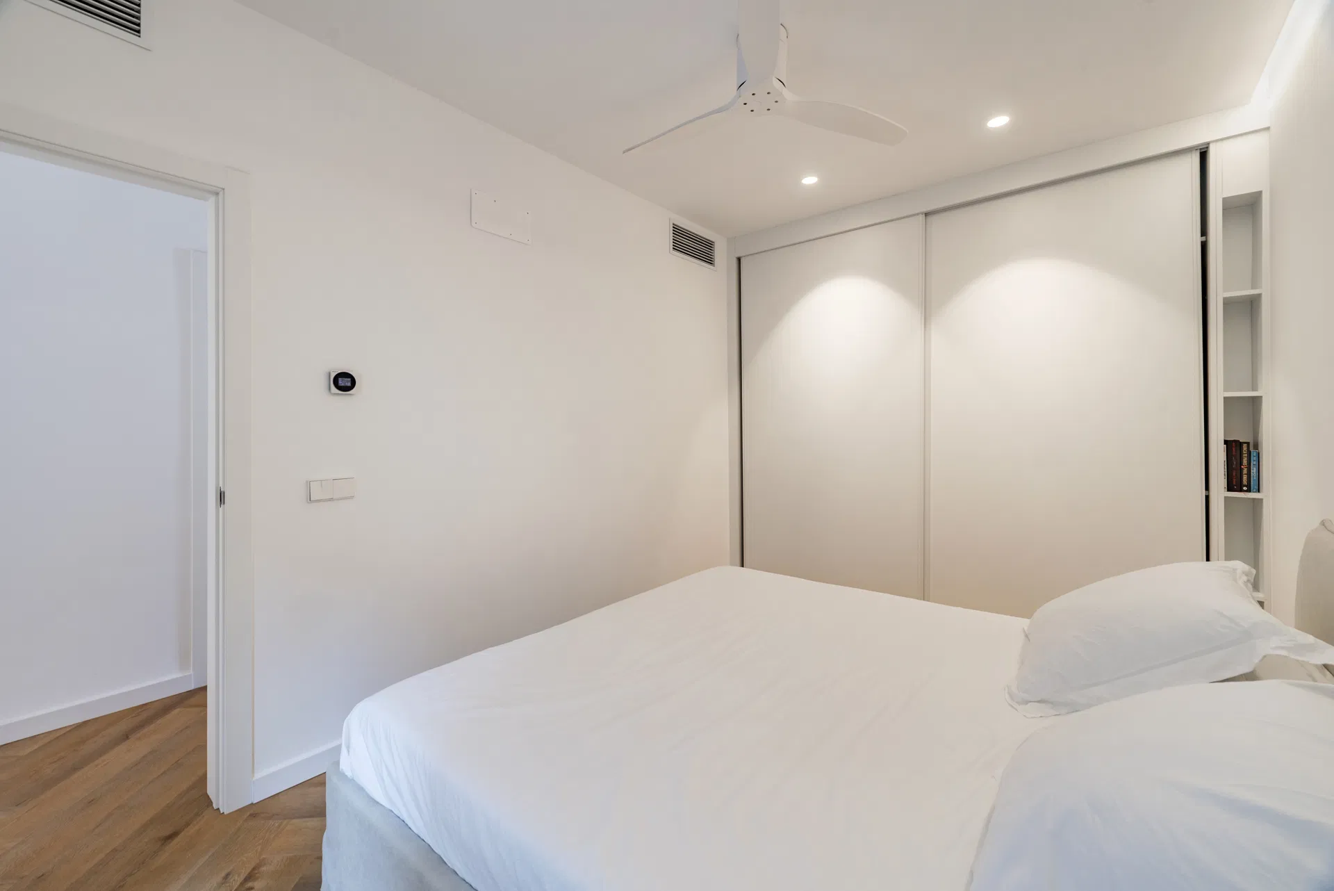 Modern beachfront apartment with stunning views - Long-term rental-14