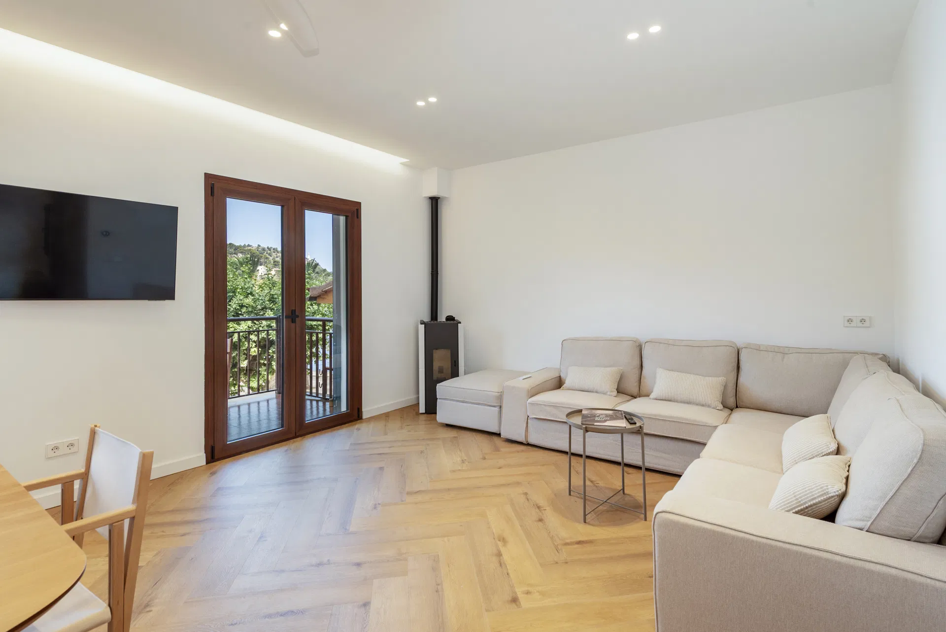 Modern beachfront apartment with stunning views - Long-term rental-3