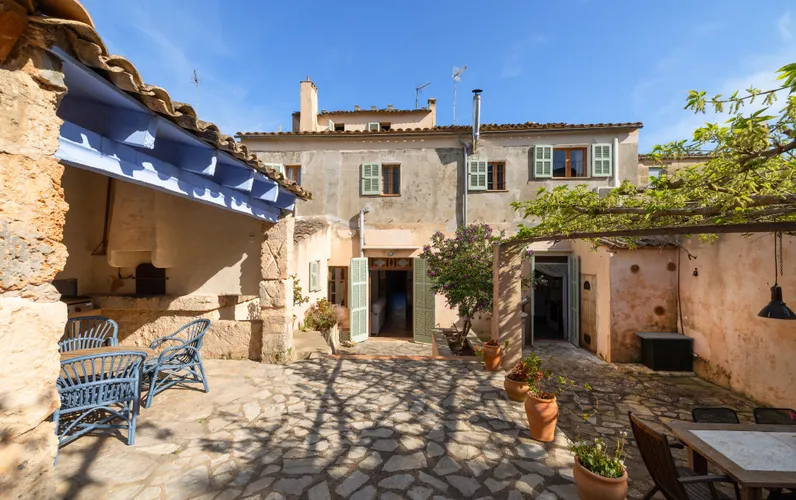 Authentic Townhouse in the Heart of Ariany with ETV License